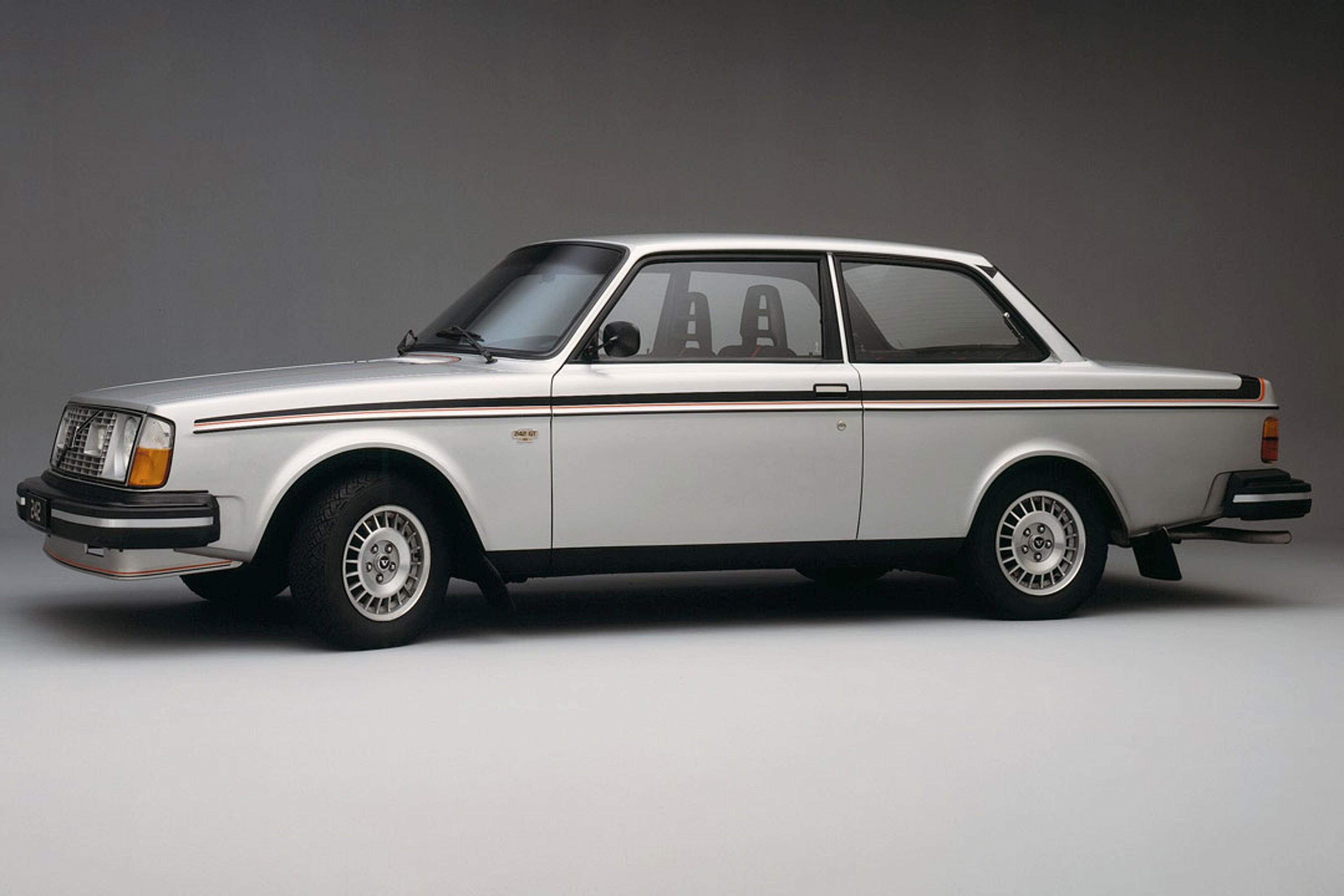 Un Volvo 242 en un estudio.