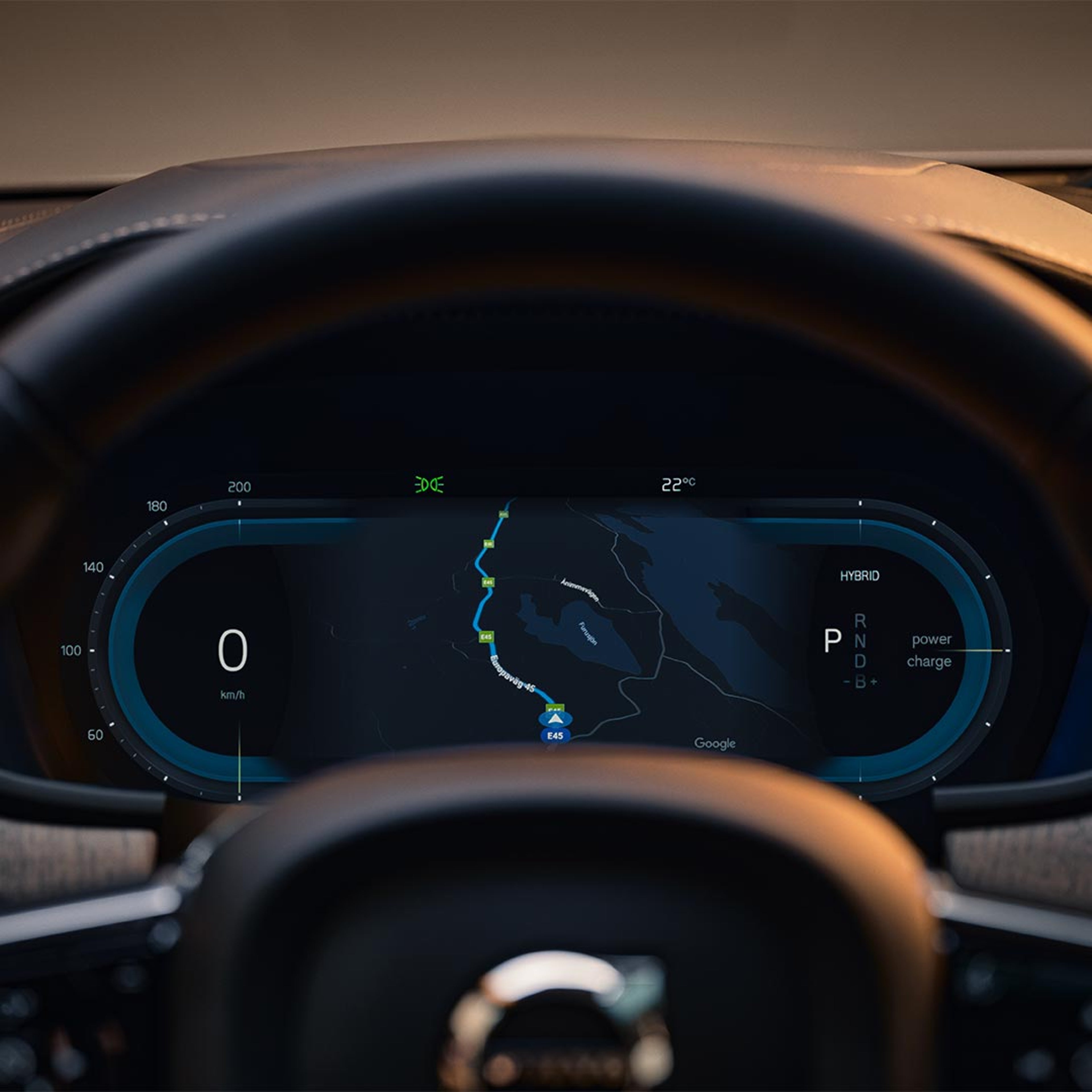Lähikuva Volvo S90 -lataushybridin kuljettajan näytöstä.