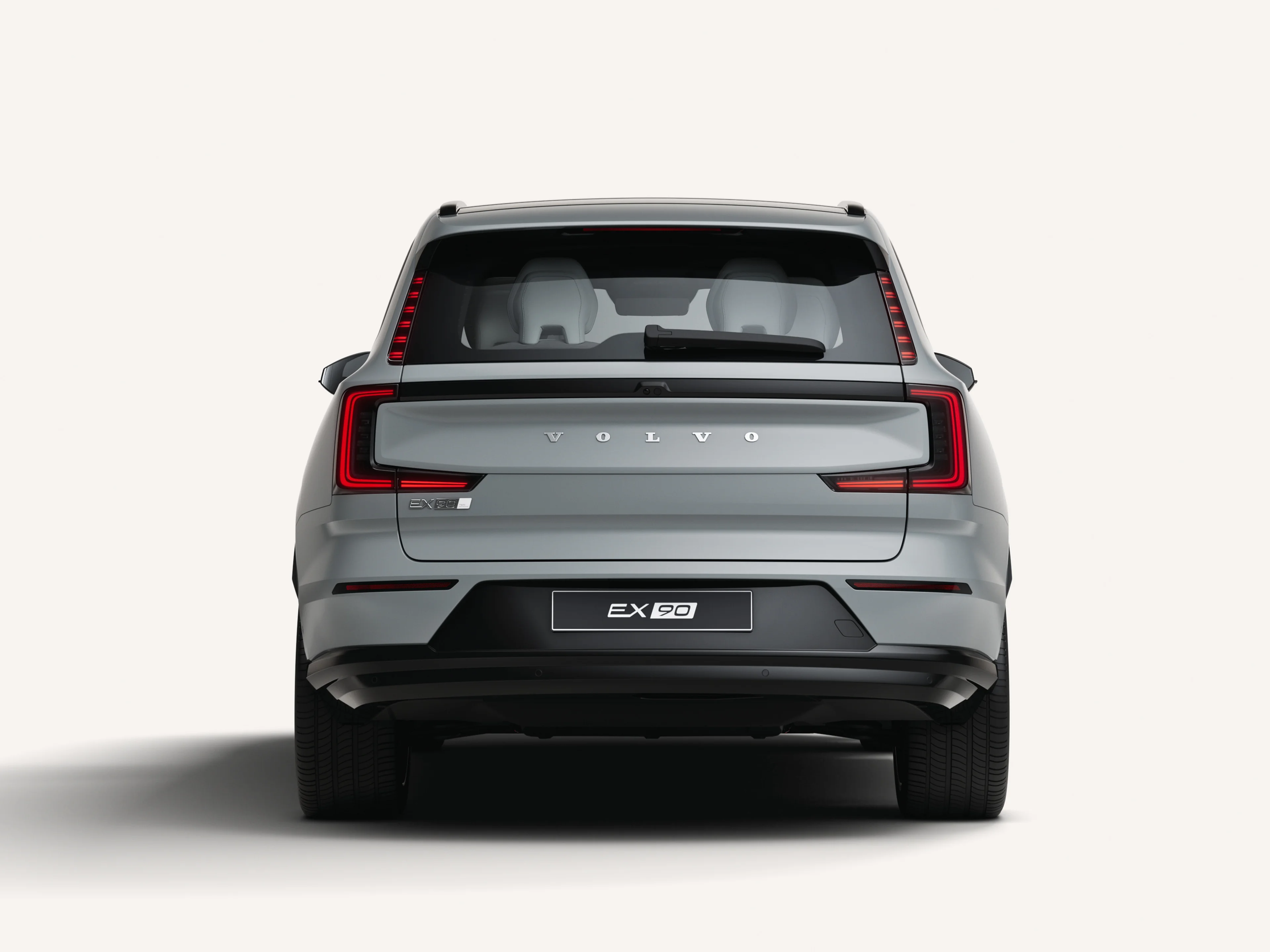 Vy bakifrån av Volvo EX90 i vit studiomiljö.