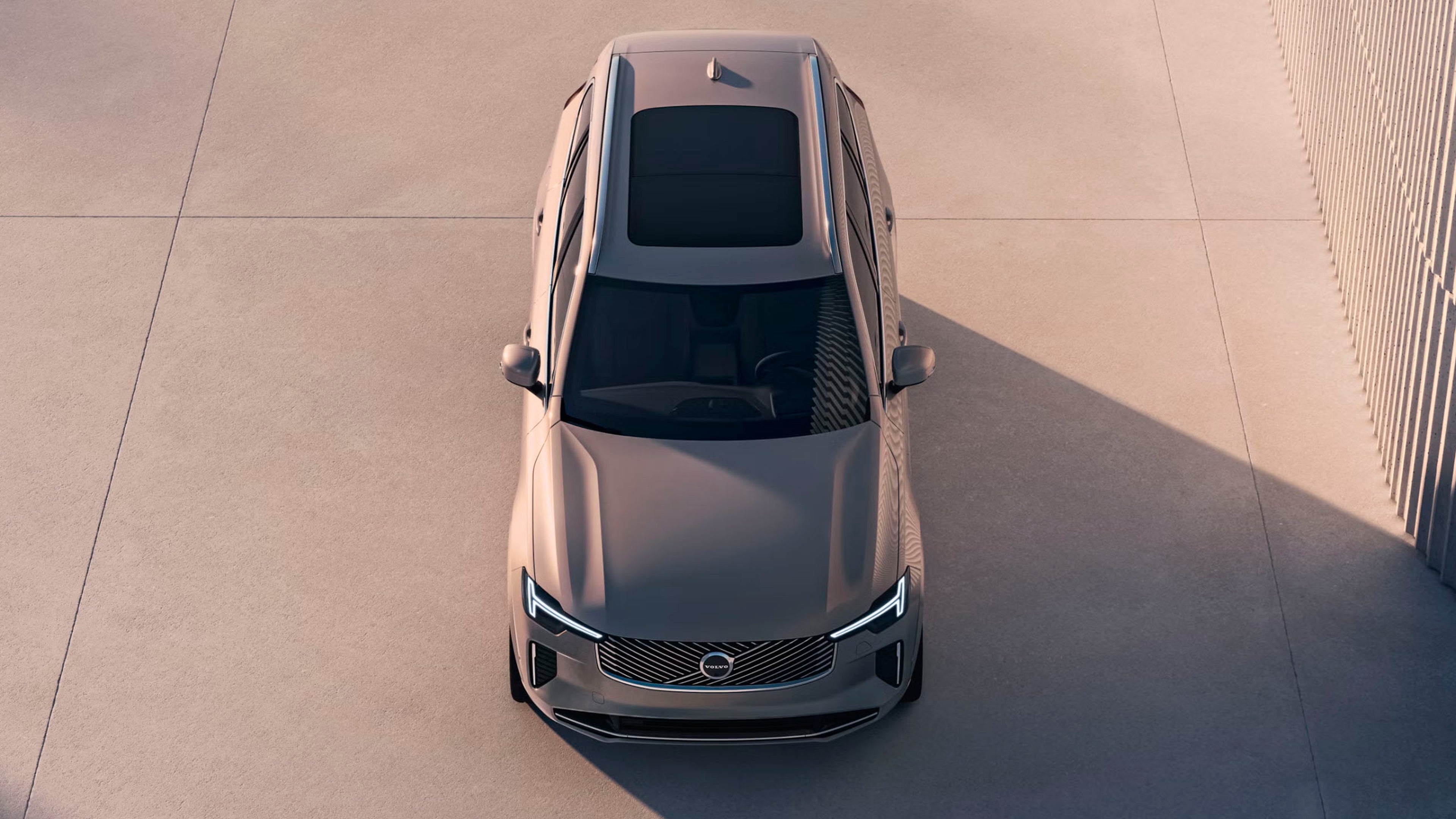 Volvo XC90 híbrido enchufable vista aérea destacando su techo panorámico