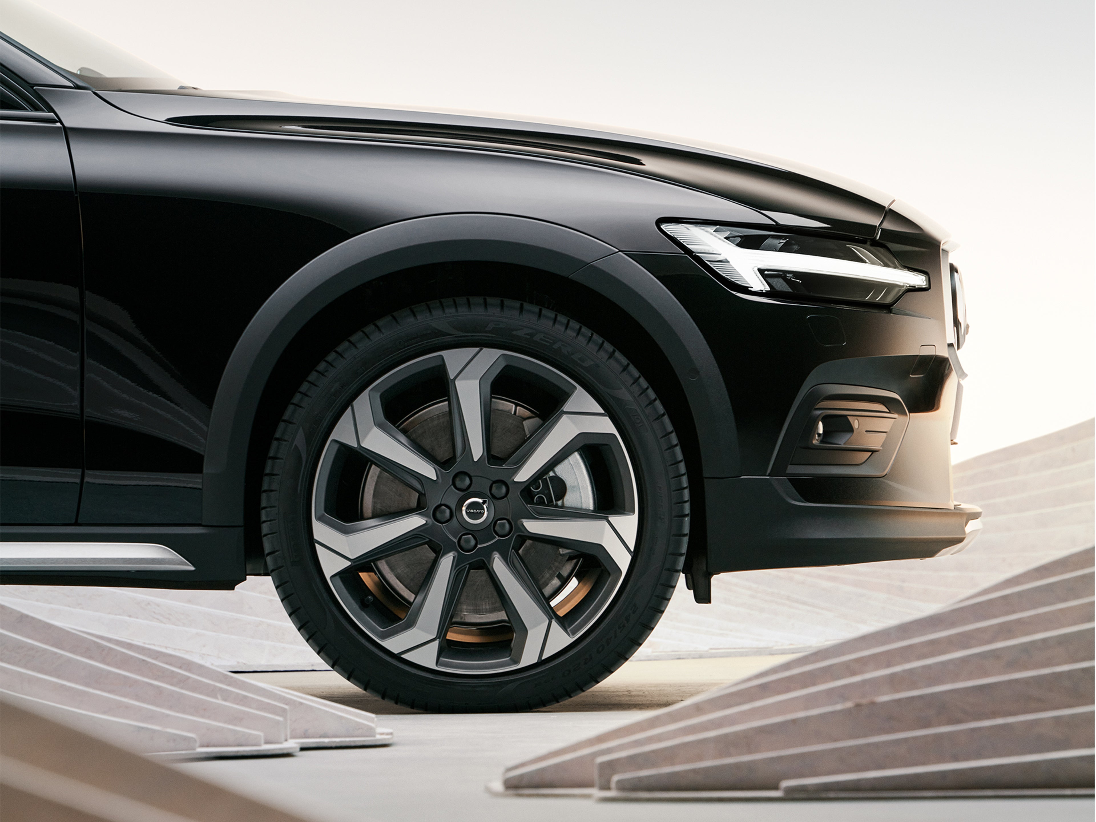 Extra stability and grip with large wheels on the Volvo V60 Cross Country.