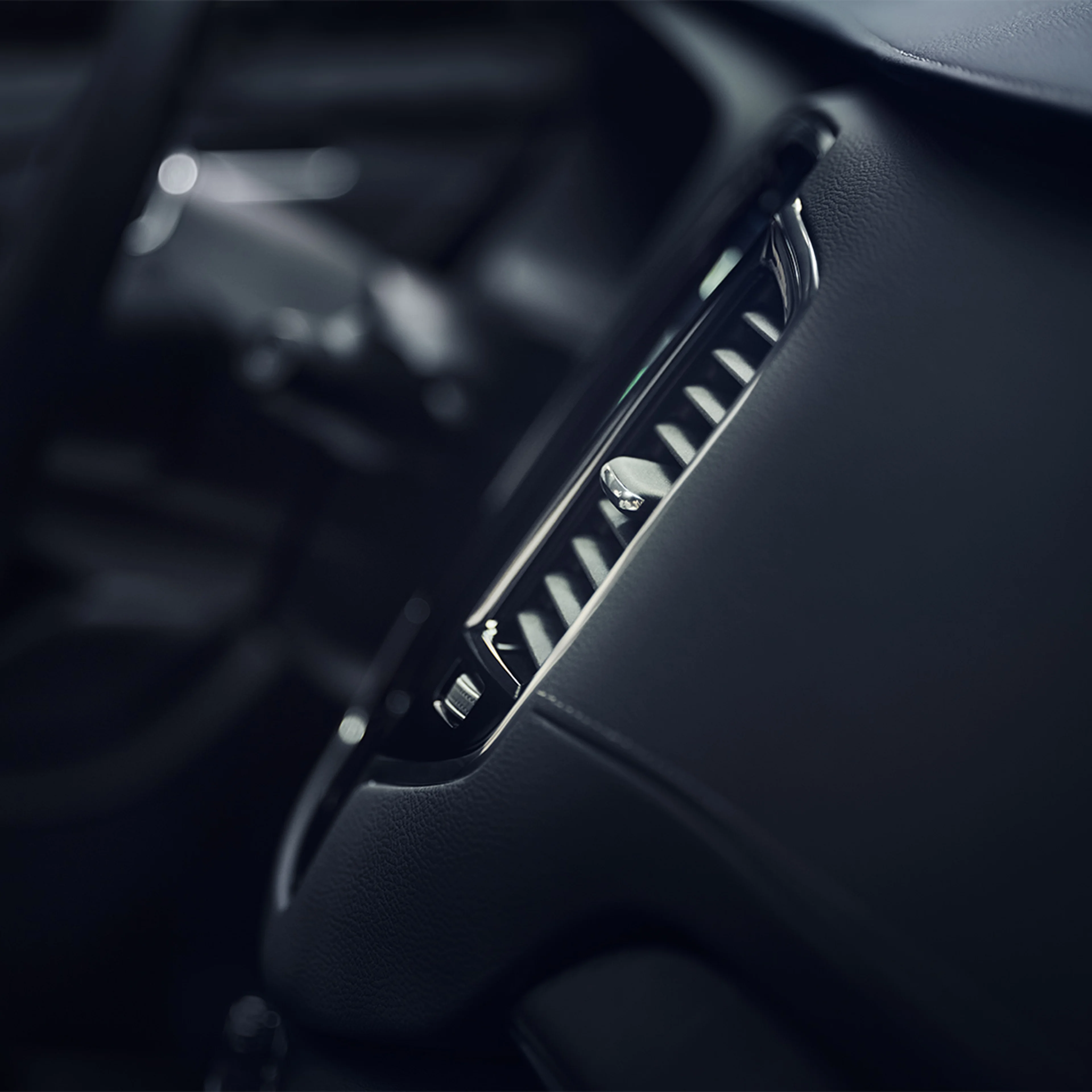يساعدك جهاز تنقية الهواء المتقدم في فولفو XC90 Recharge أنت والركاب على الاستمتاع بجودة هواء أفضل وأكثر صحةً.