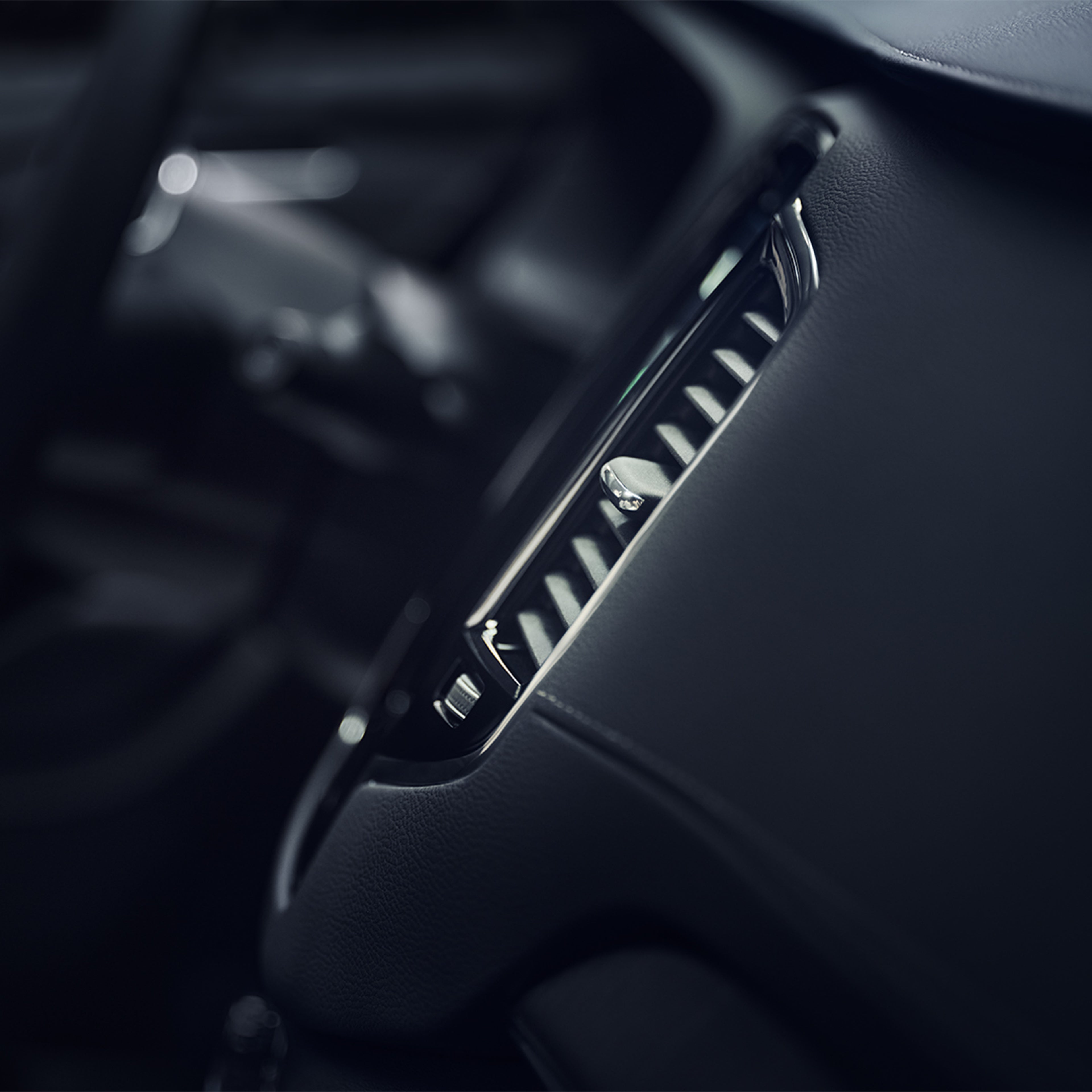 يساعدك جهاز تنقية الهواء المتقدم في فولفو XC90 Recharge أنت والركاب على الاستمتاع بجودة هواء أفضل وأكثر صحةً.
