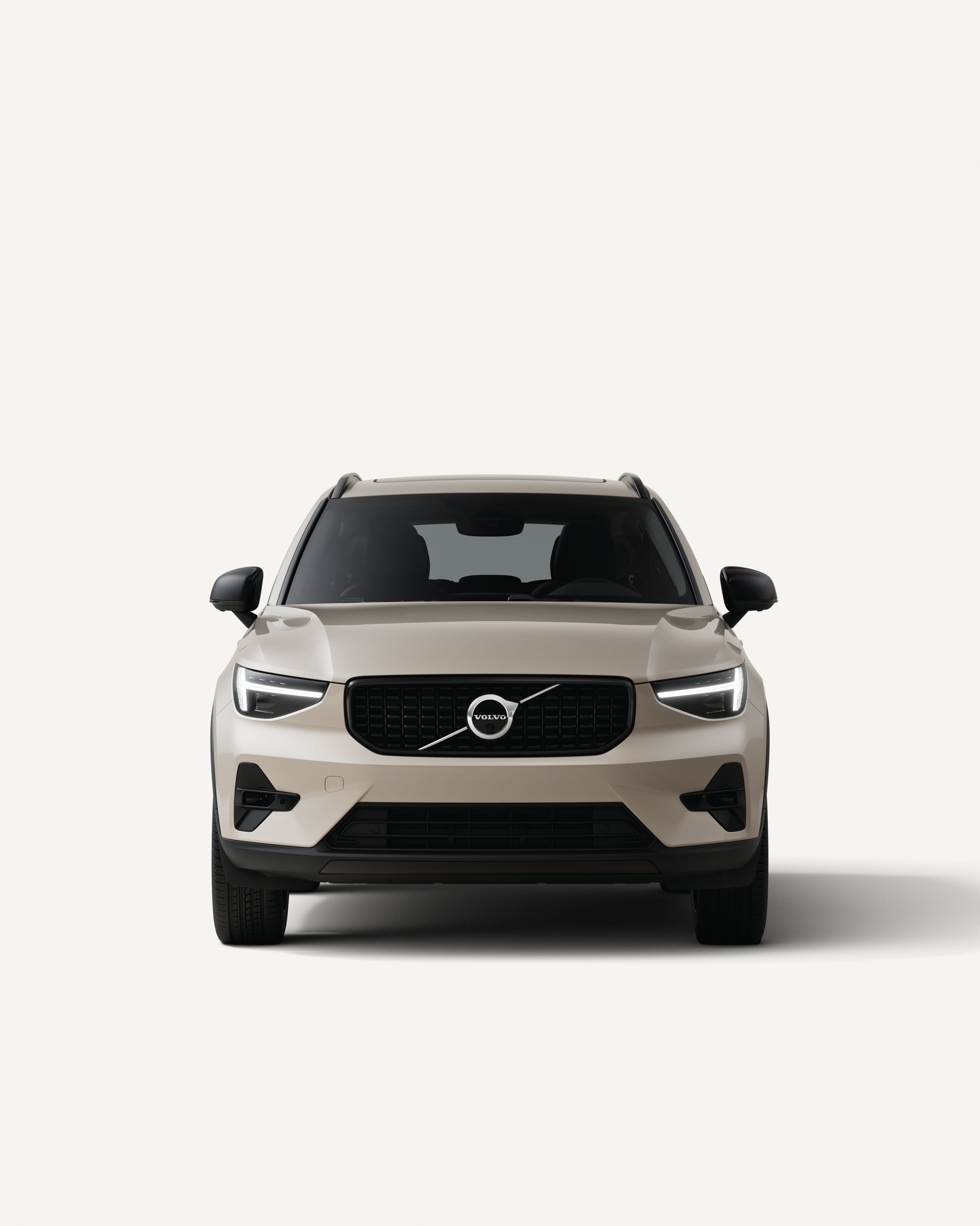 Εμπρός όψη του Volvo XC40 σε λευκό περιβάλλον στούντιο.