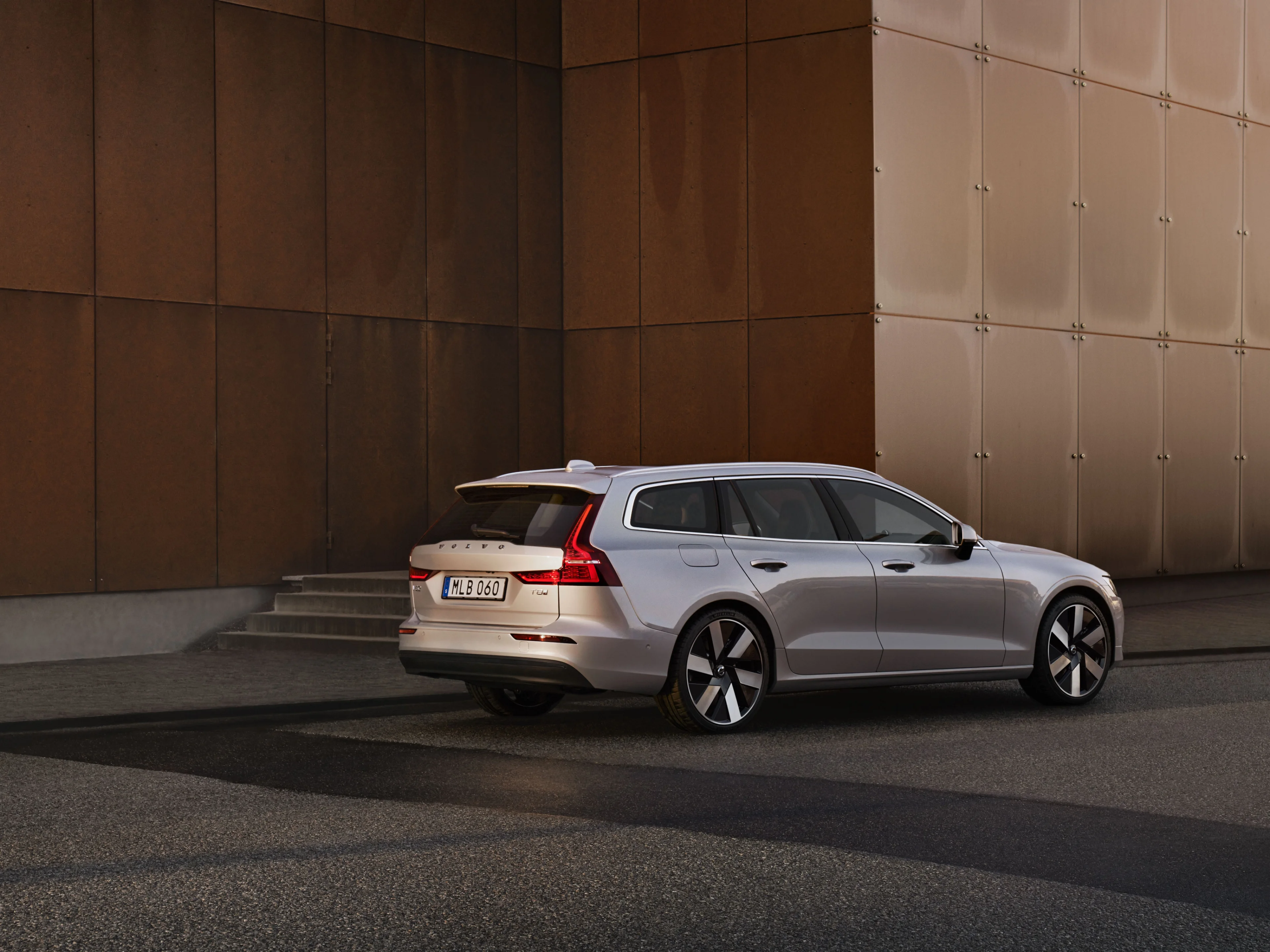 Image d’un Volvo V60 garé à côté d’un bâtiment.