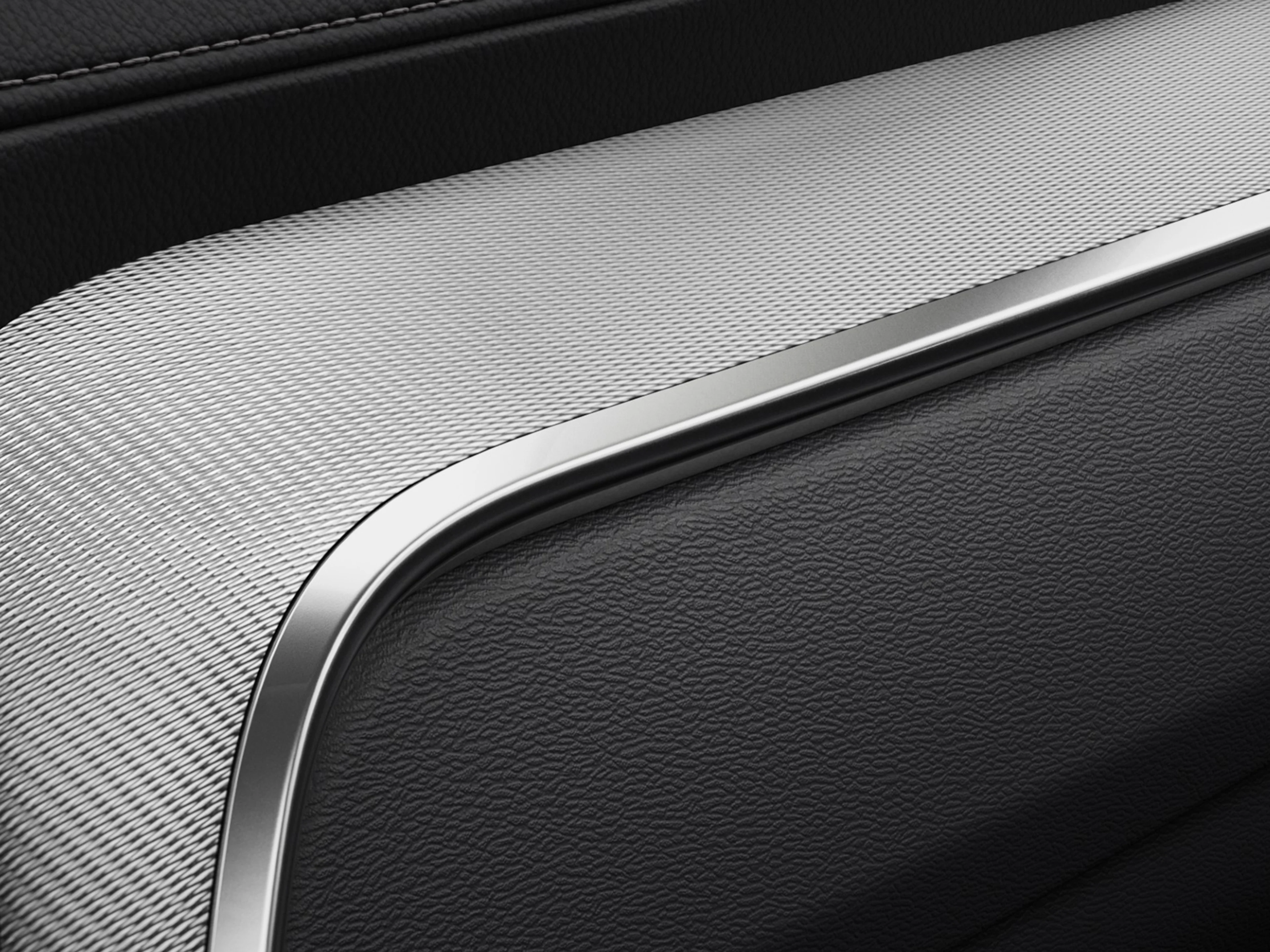 Inlägg och dekor av metallnät i Volvo S60 sedan.
