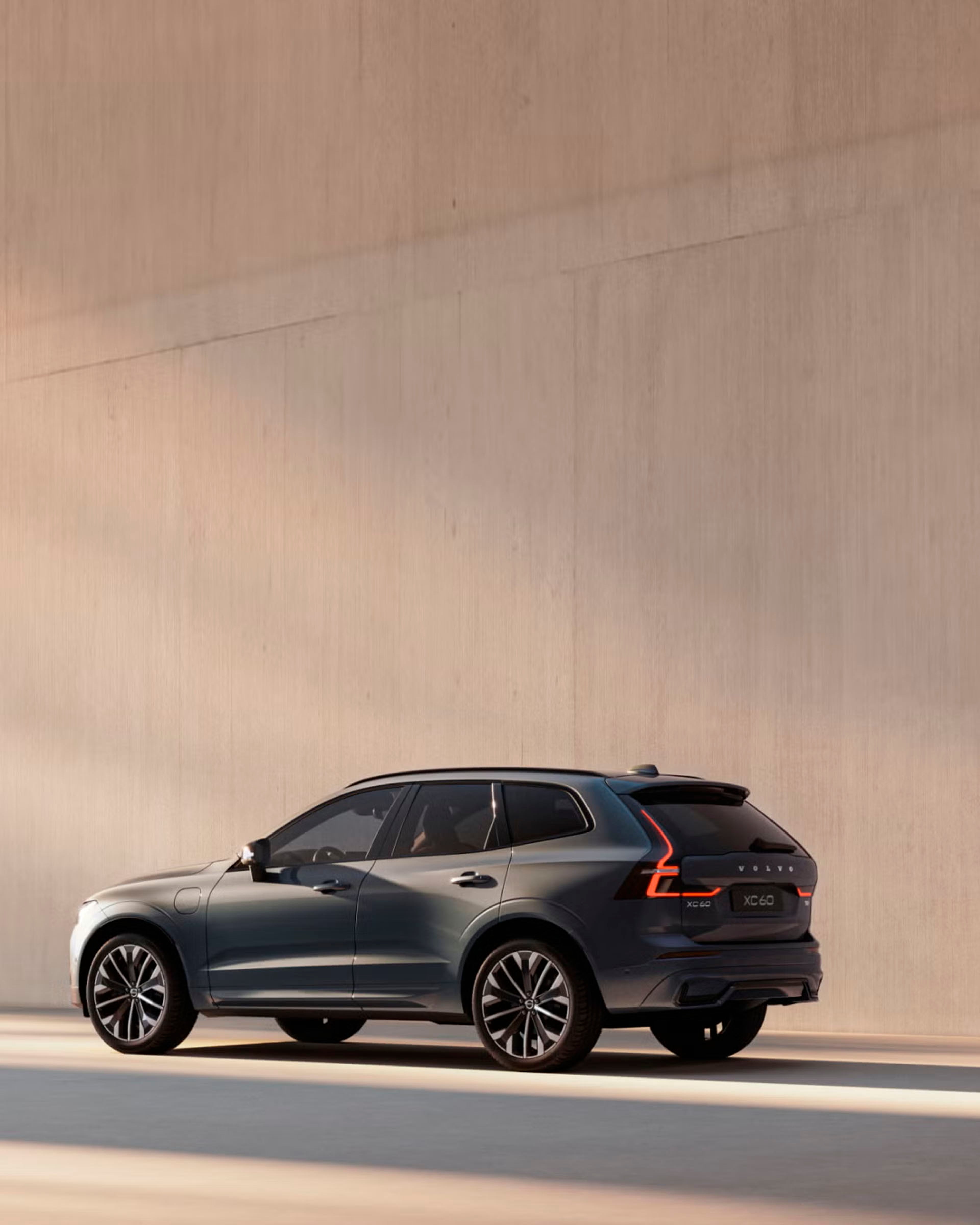 Volvo XC60 a la luz del día mostrando sus líneas de diseño.