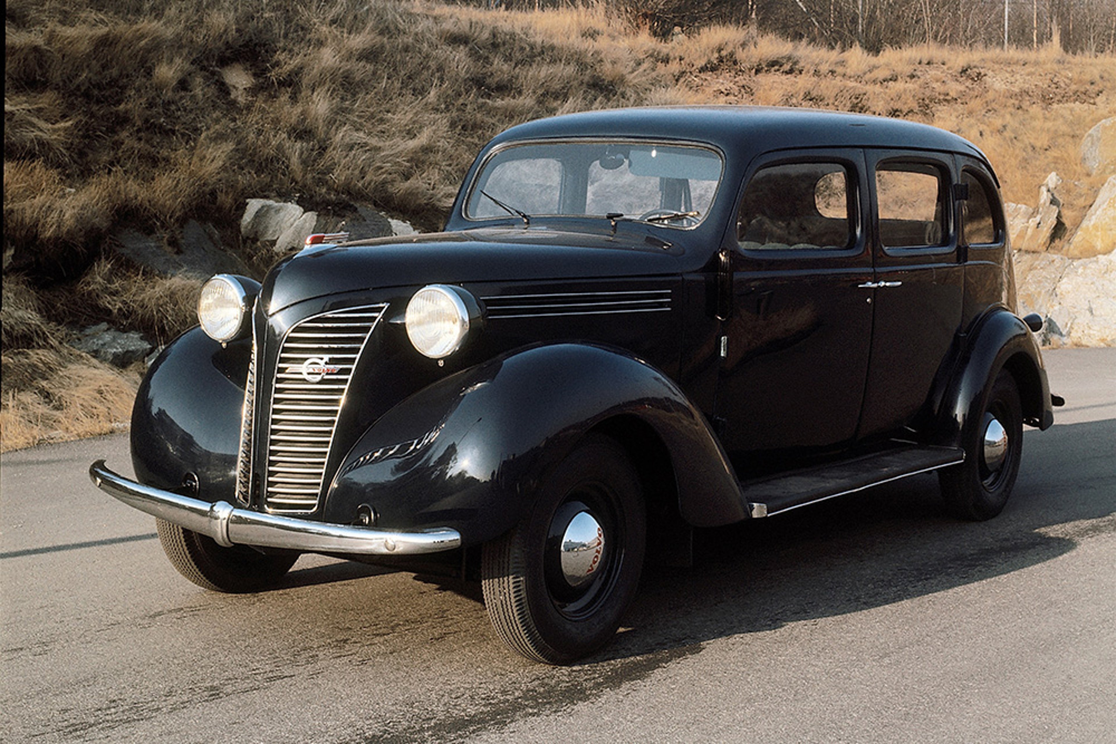 Imagen de un Volvo PV801-10 aparcado en una carretera.