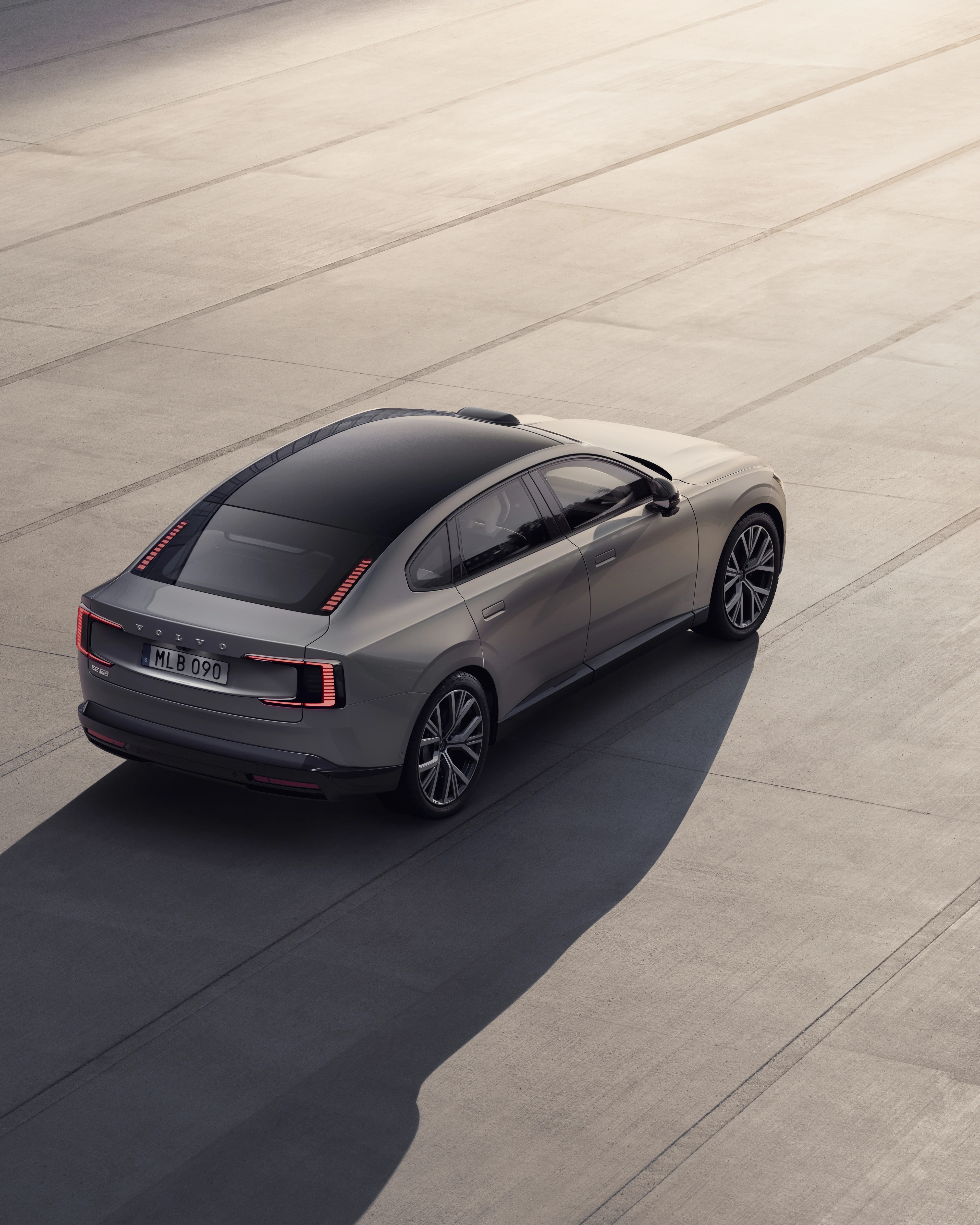 Volvo ES90 davanti all'ufficio