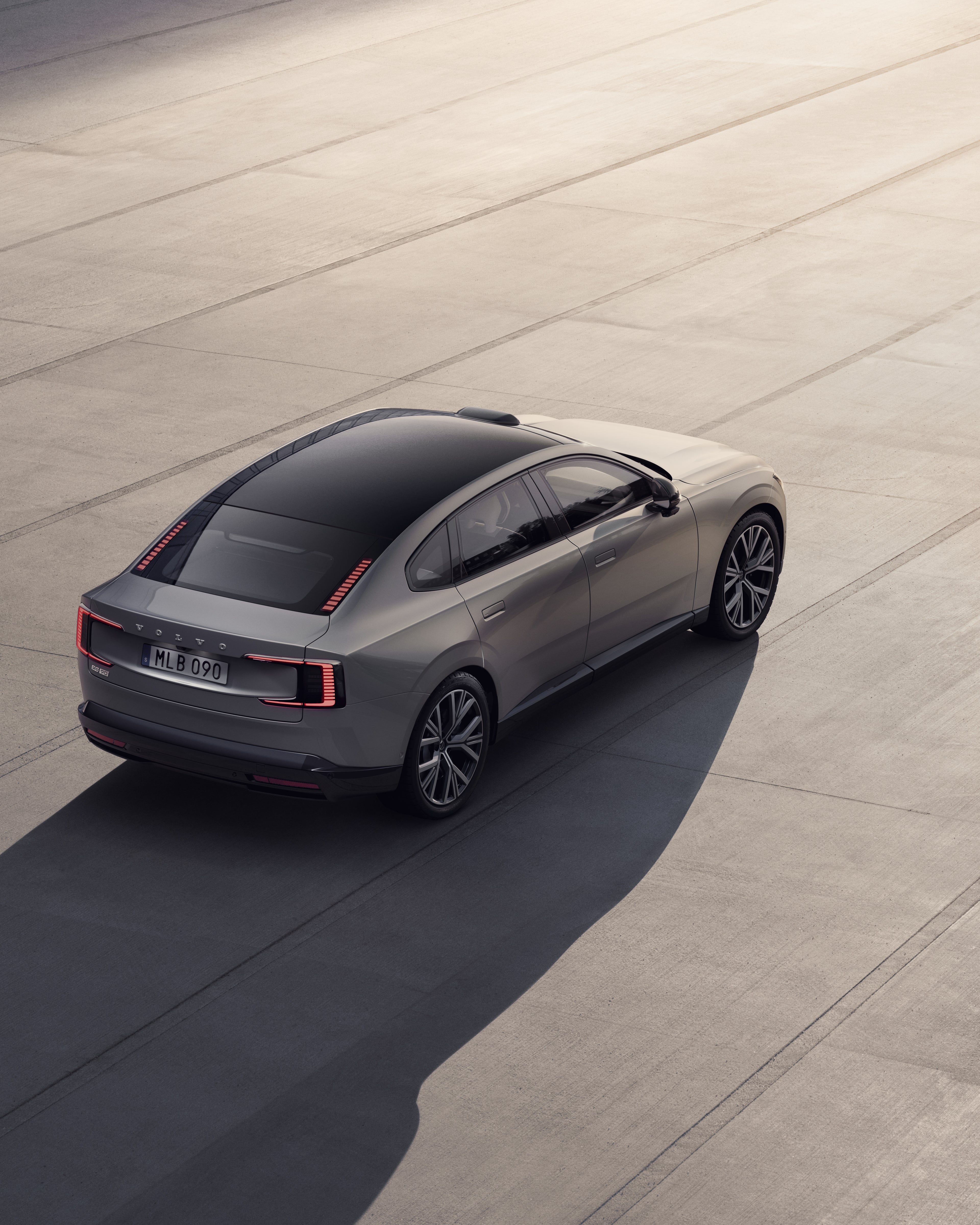 Volvo ES90 vor dem Büro