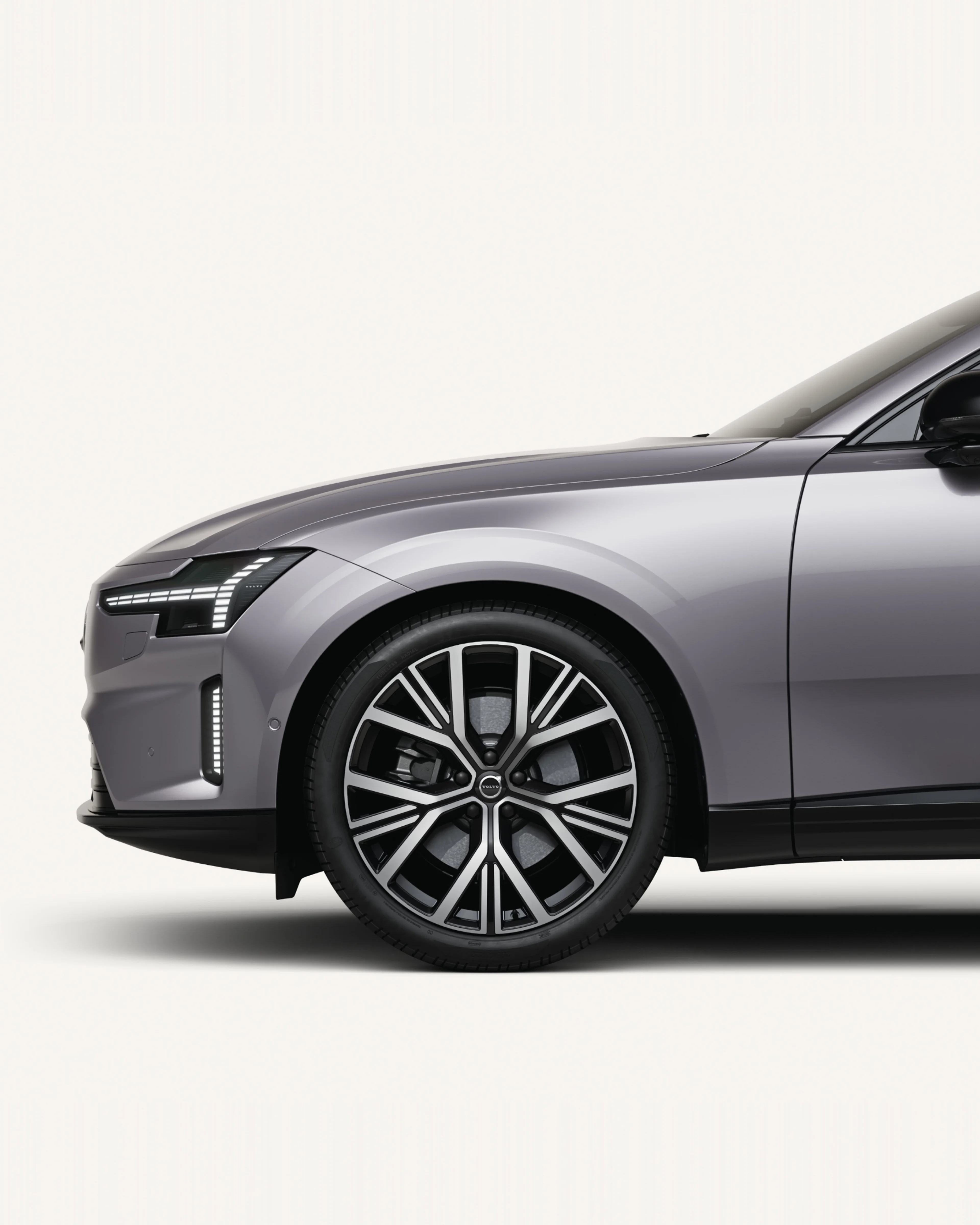 Primo piano della ruota anteriore di Volvo ES90 con ruote aerodinamiche nere.
