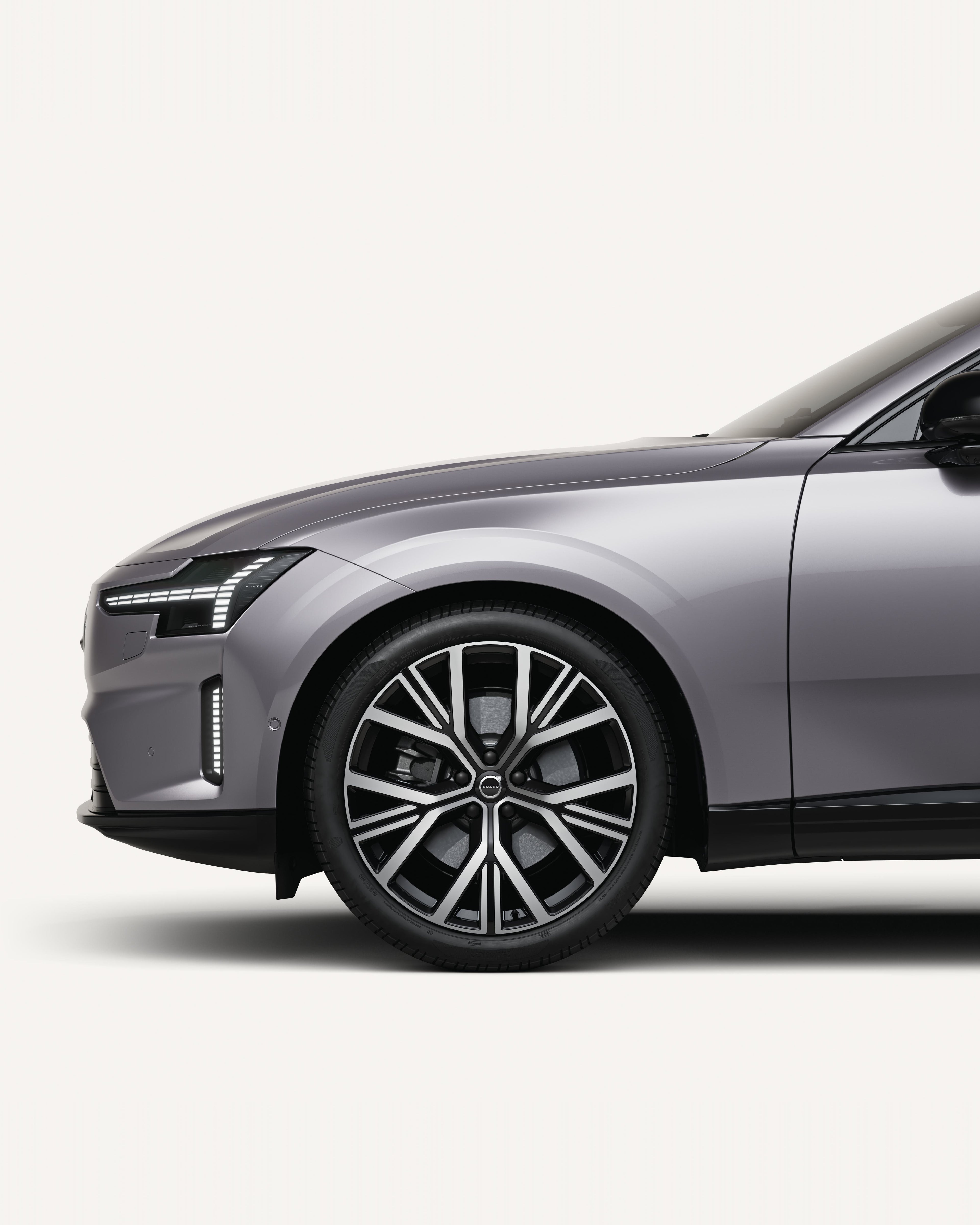 Gros plan sur la roue avant de la Volvo ES90 avec des roues aérodynamiques noires.