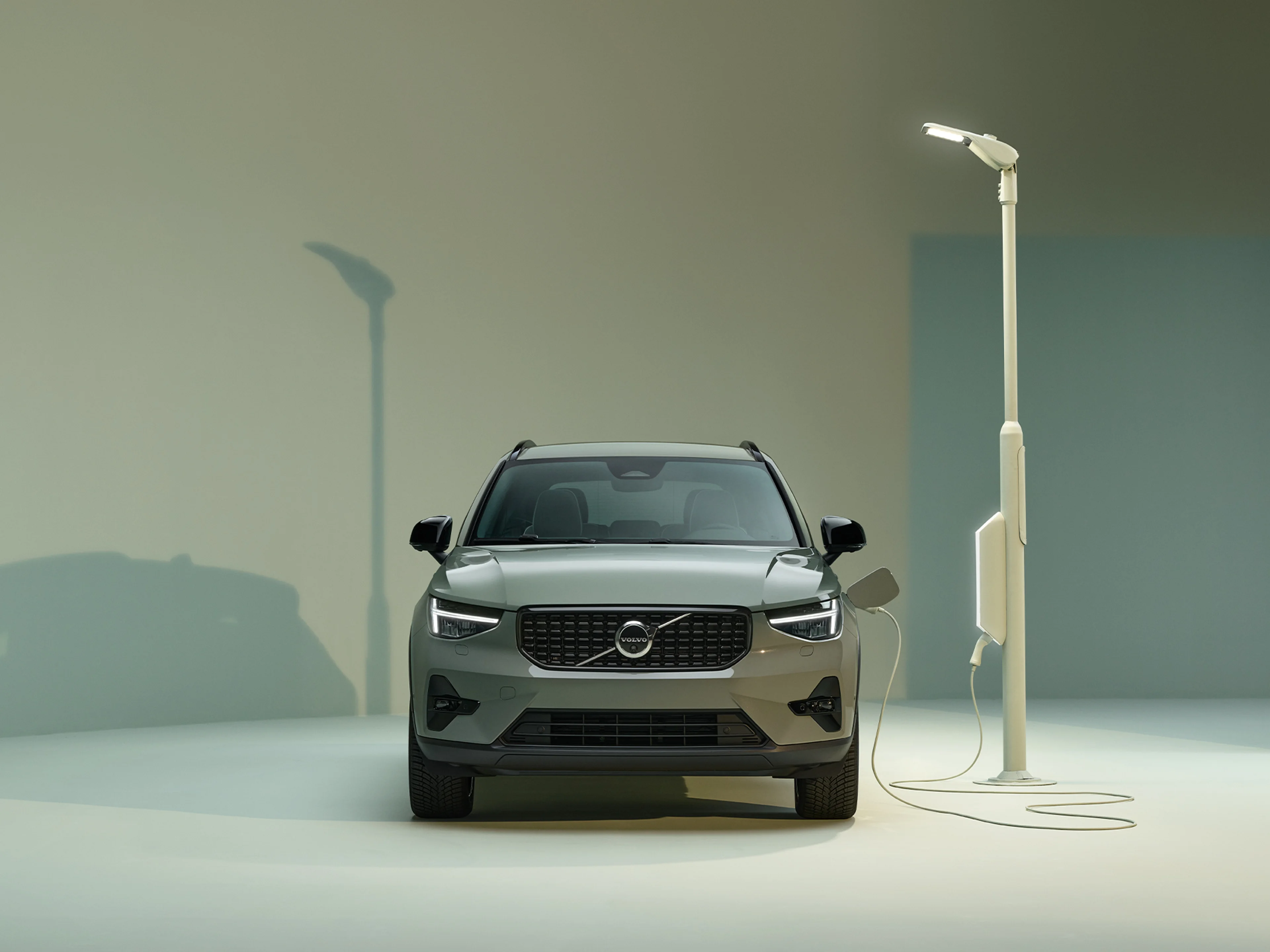 Atsvaidzinātas Volvo XC40 Recharge uzlādējamā hibrīda virsbūves dizaina detaļas.