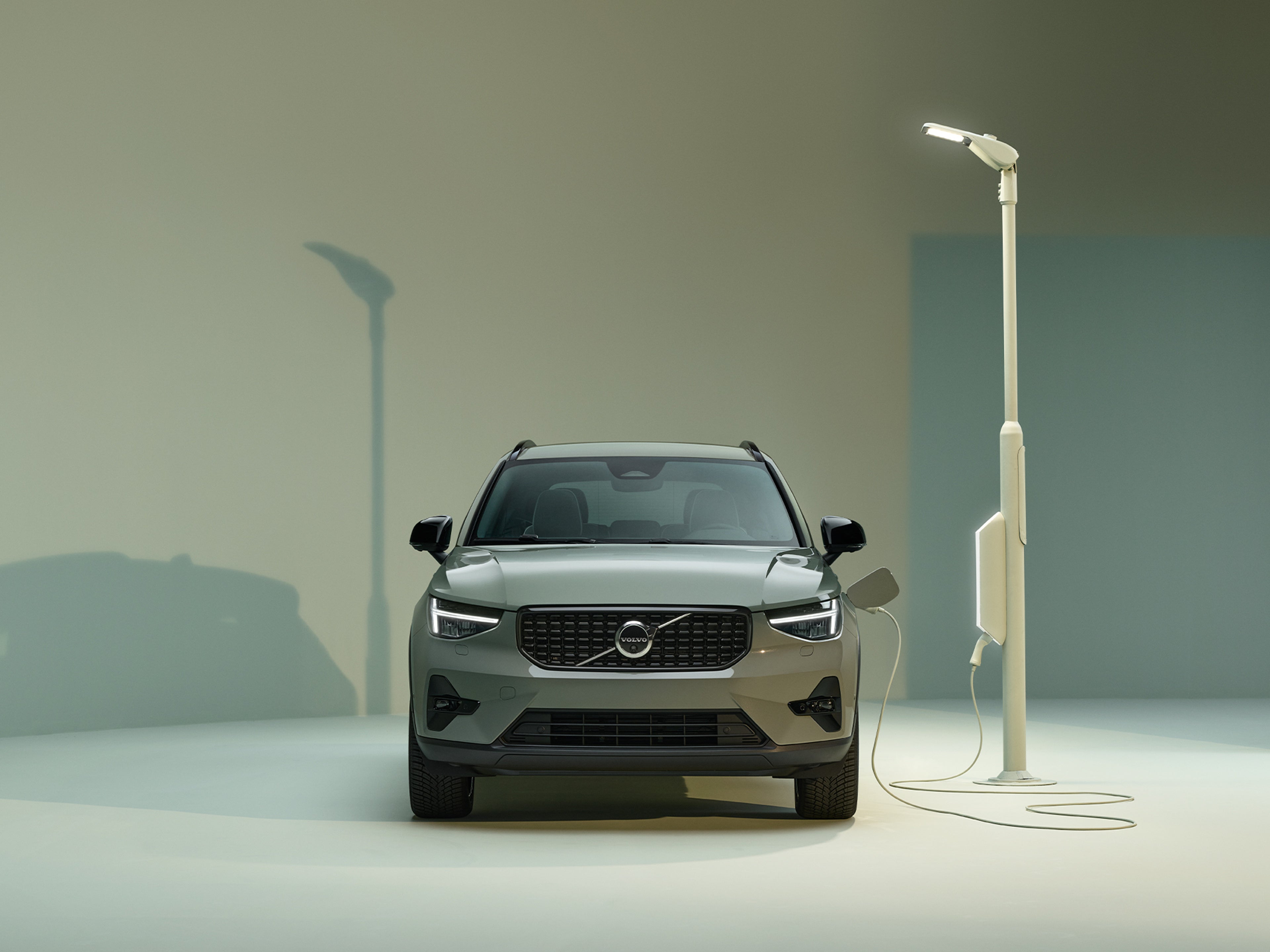Detalii de design exterior modernizate pe Volvo XC40 Recharge plug-in hybrid.