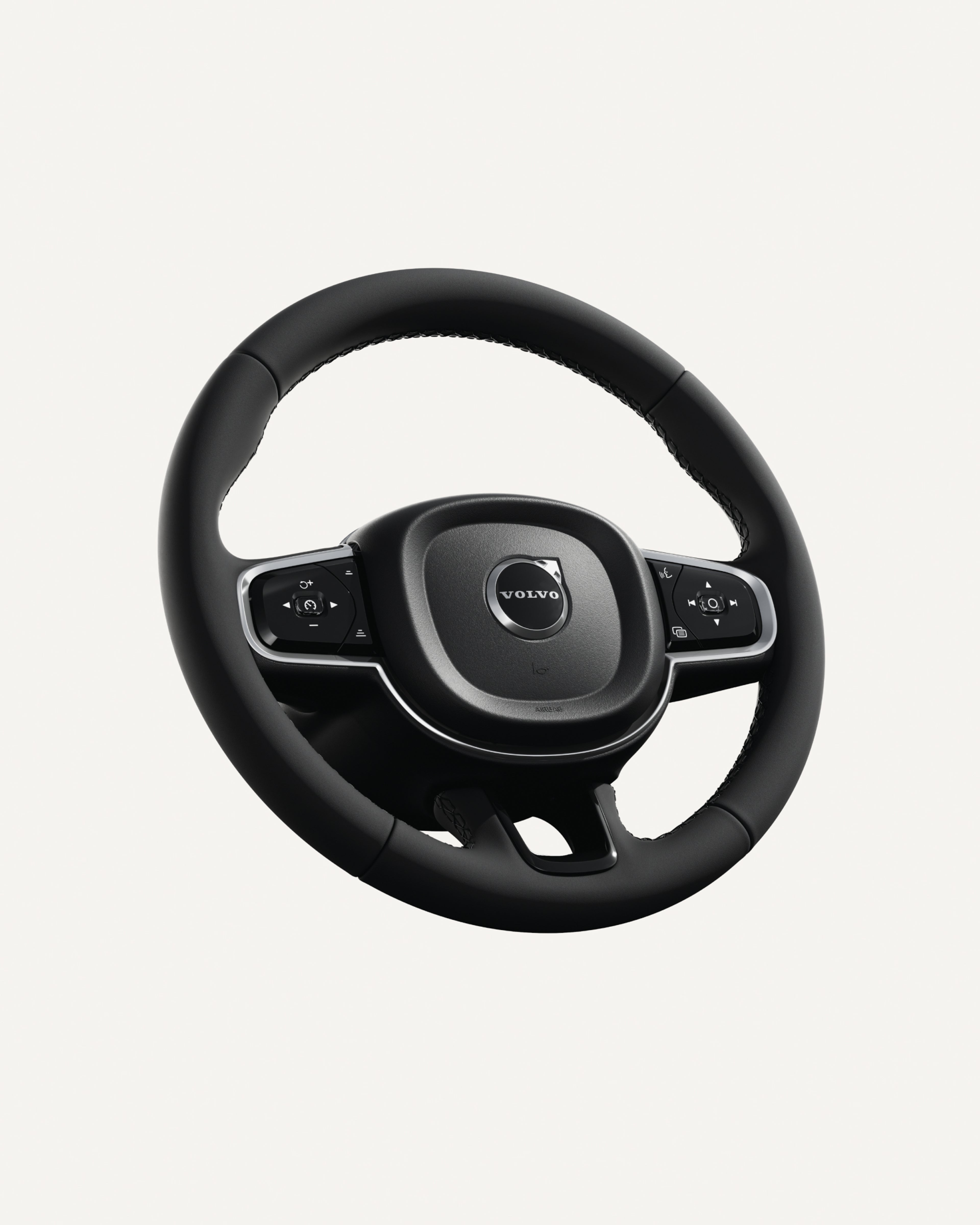 Primer plano del volante del Volvo XC60, con controles integrados.