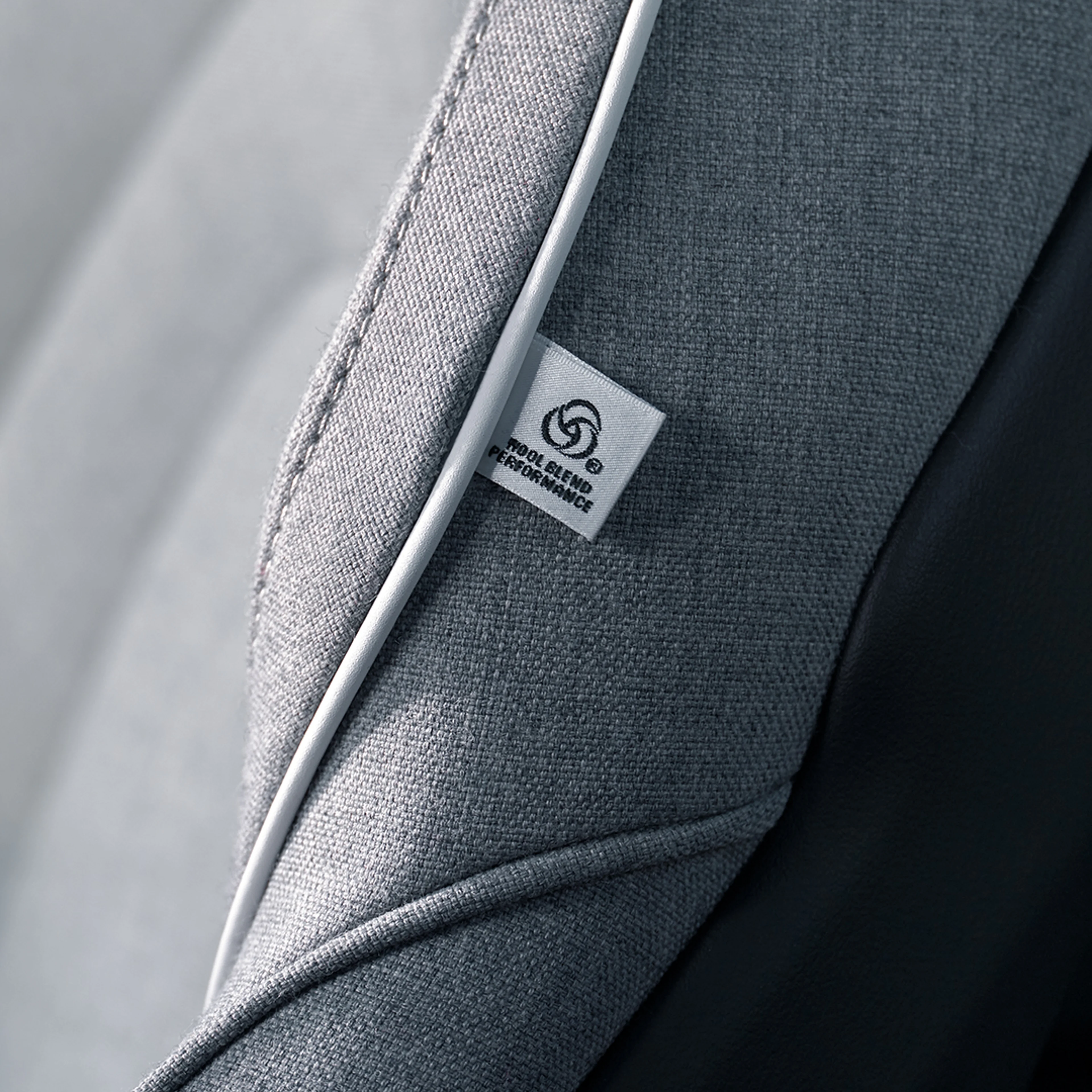 Tampilan dekat interior jok berbahan Campuran Wol yang Disesuaikan di Volvo XC90 Recharge.