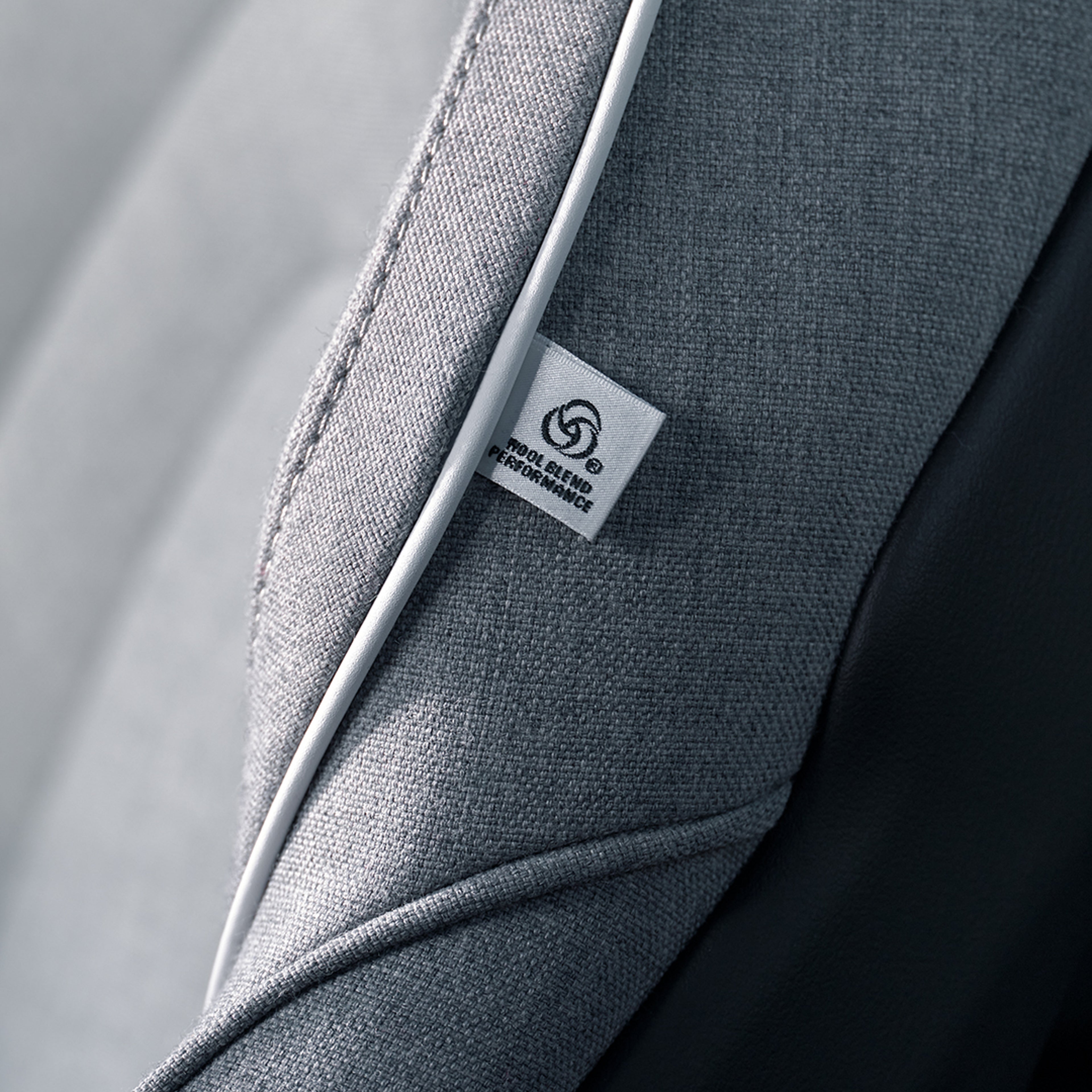 Acercamiento al interior de la tapicería de la mezcla de lana a medida del Volvo XC90 Recharge.