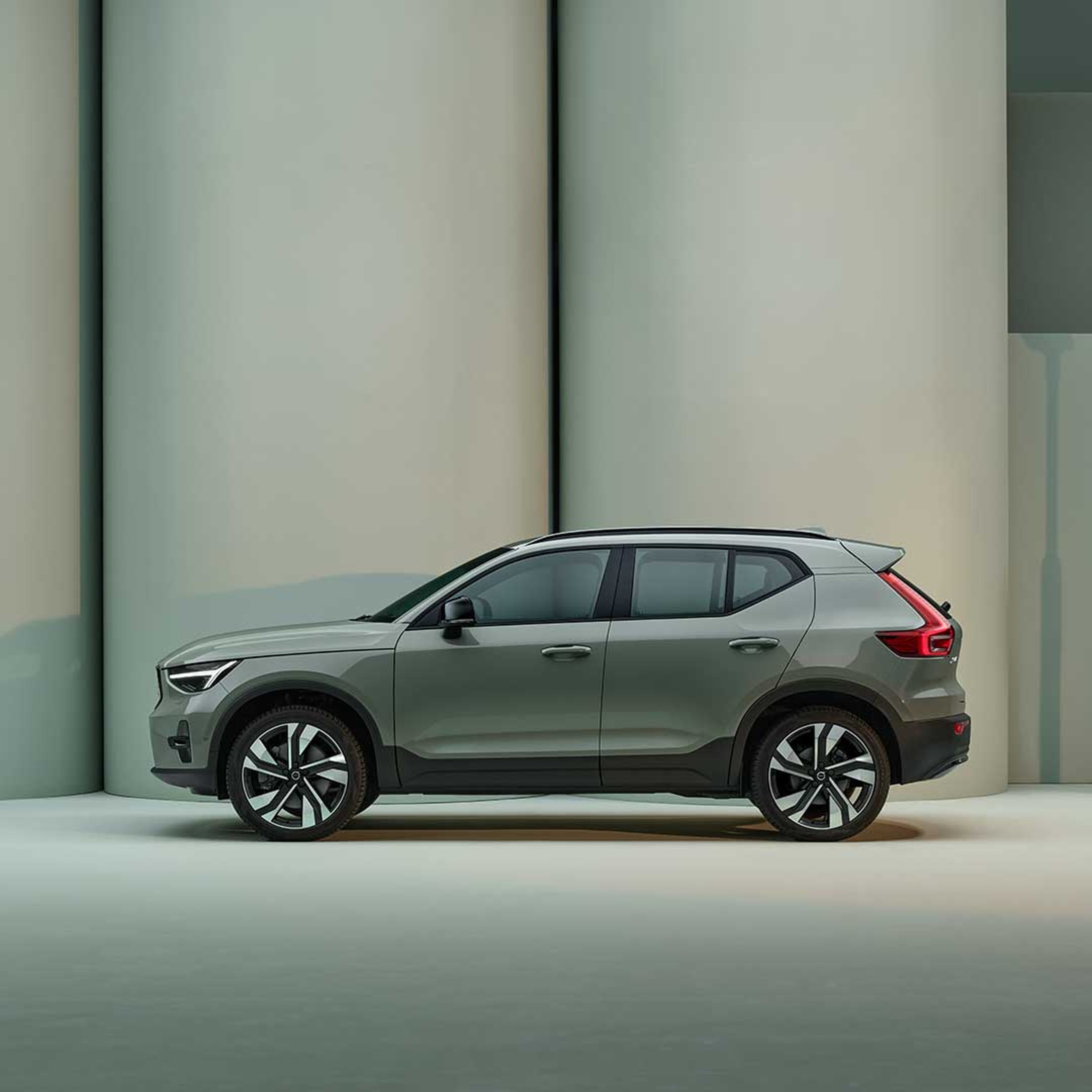The side profile of a silver Volvo XC40 SUV.