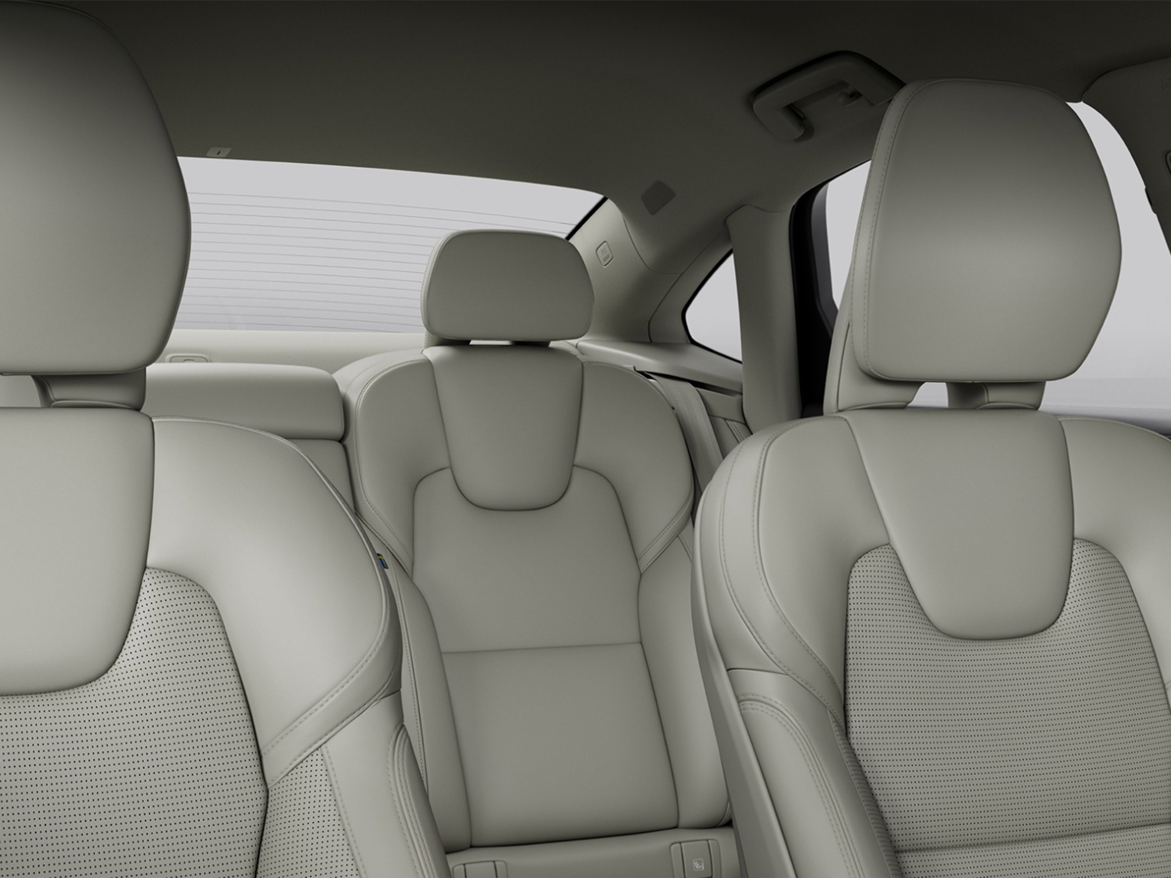 صورة من الداخل لمقصورة فولفو S90 Recharge الهجينة القابلة للشحن.