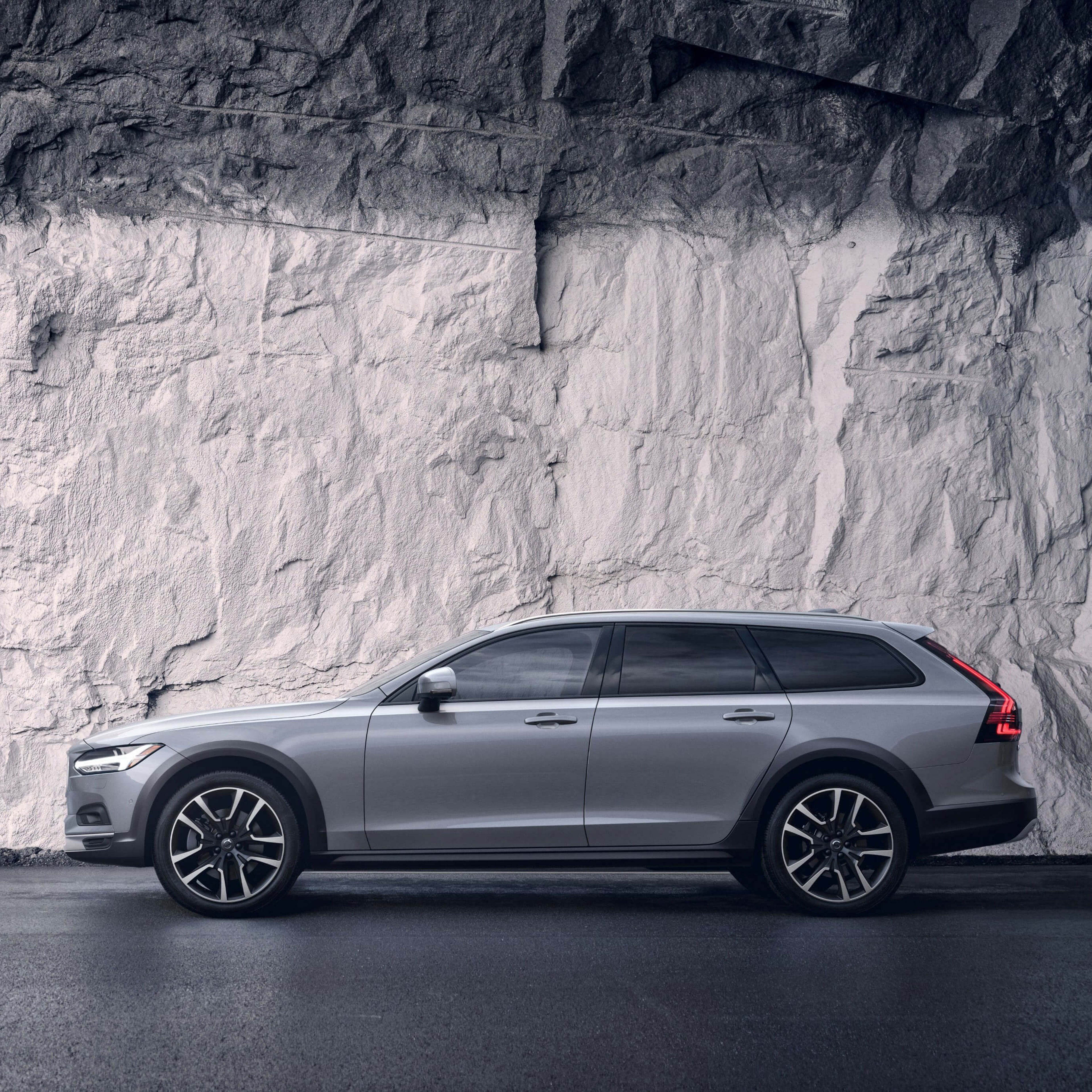 Side exterior of Volvo V90 Cross Country in Vapour Grey
