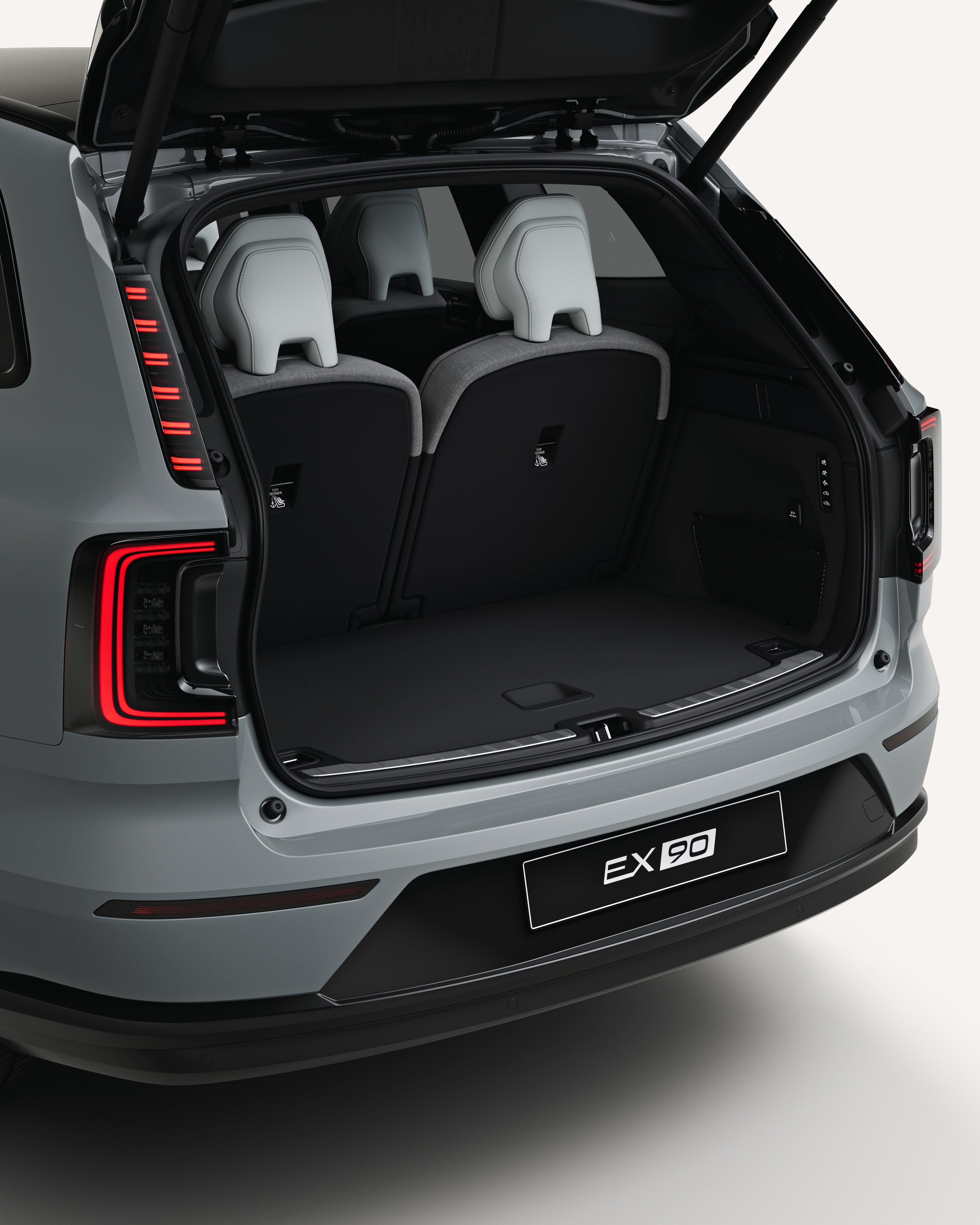 Volvo EX90 sedd snett bakifrån med öppen baklucka.