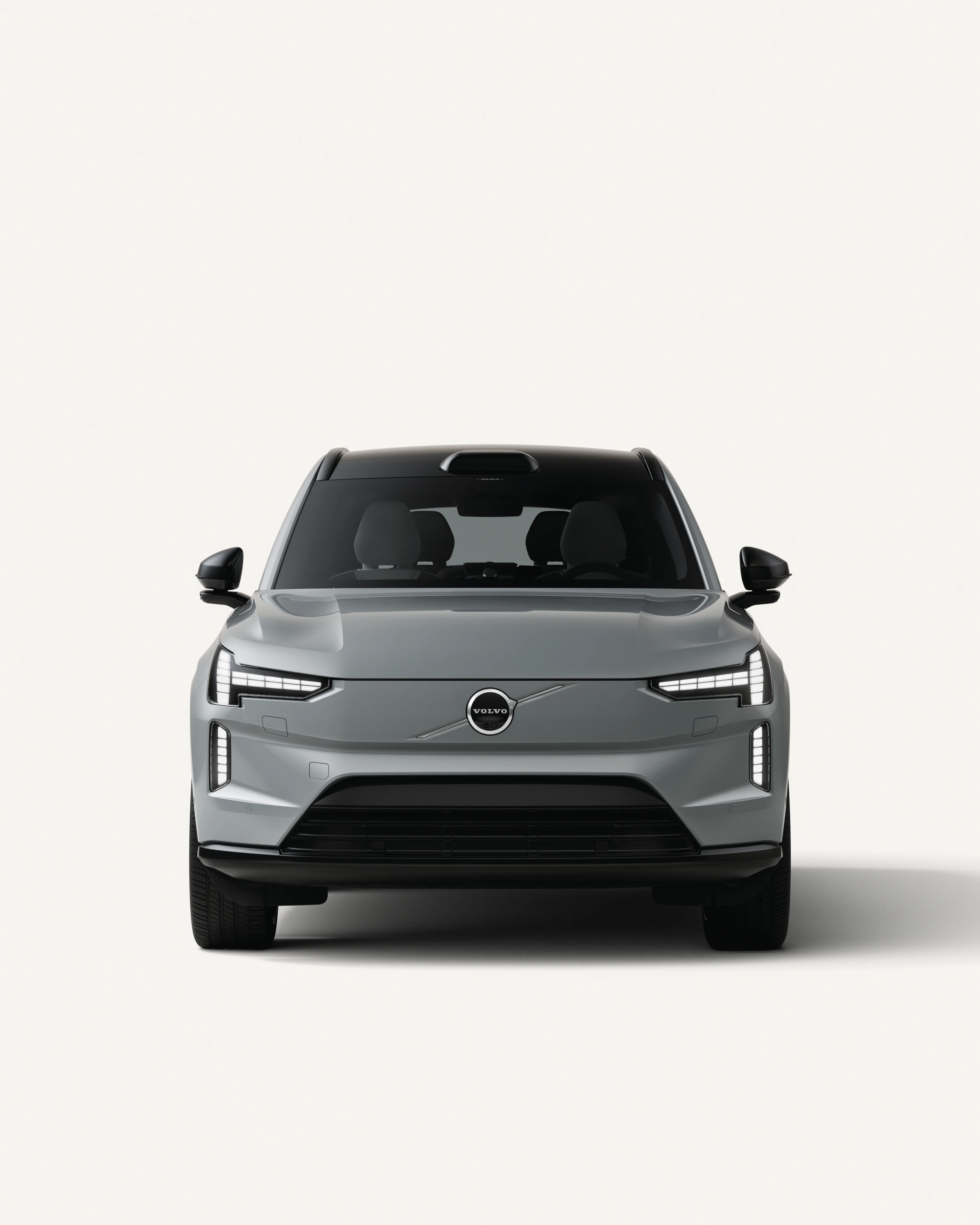 Vy framifrån av Volvo EX90 i vit studiomiljö.