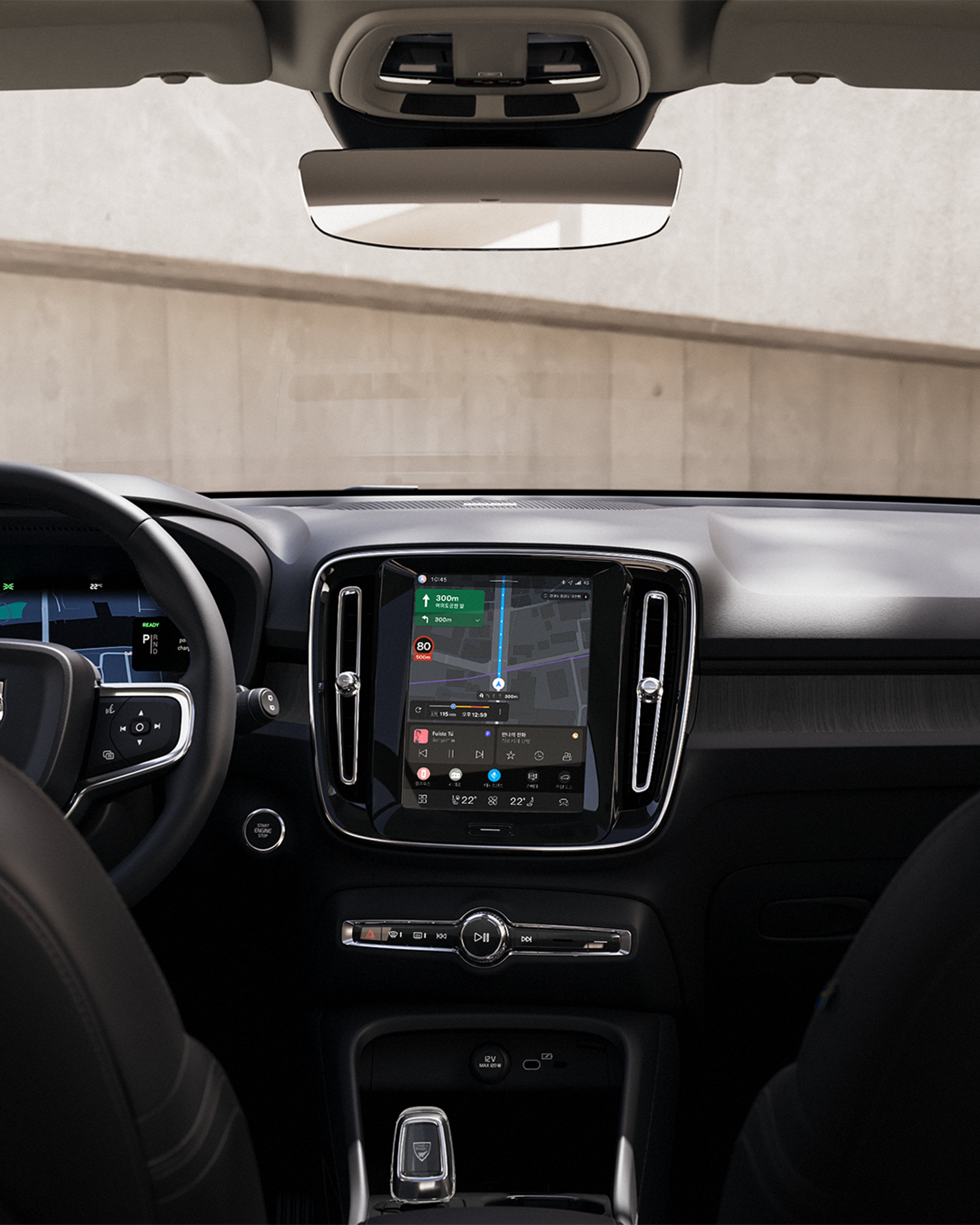 Volvo XC40의 내비게이션 및 미디어 컨트롤을 보여주는 중앙 터치스크린.