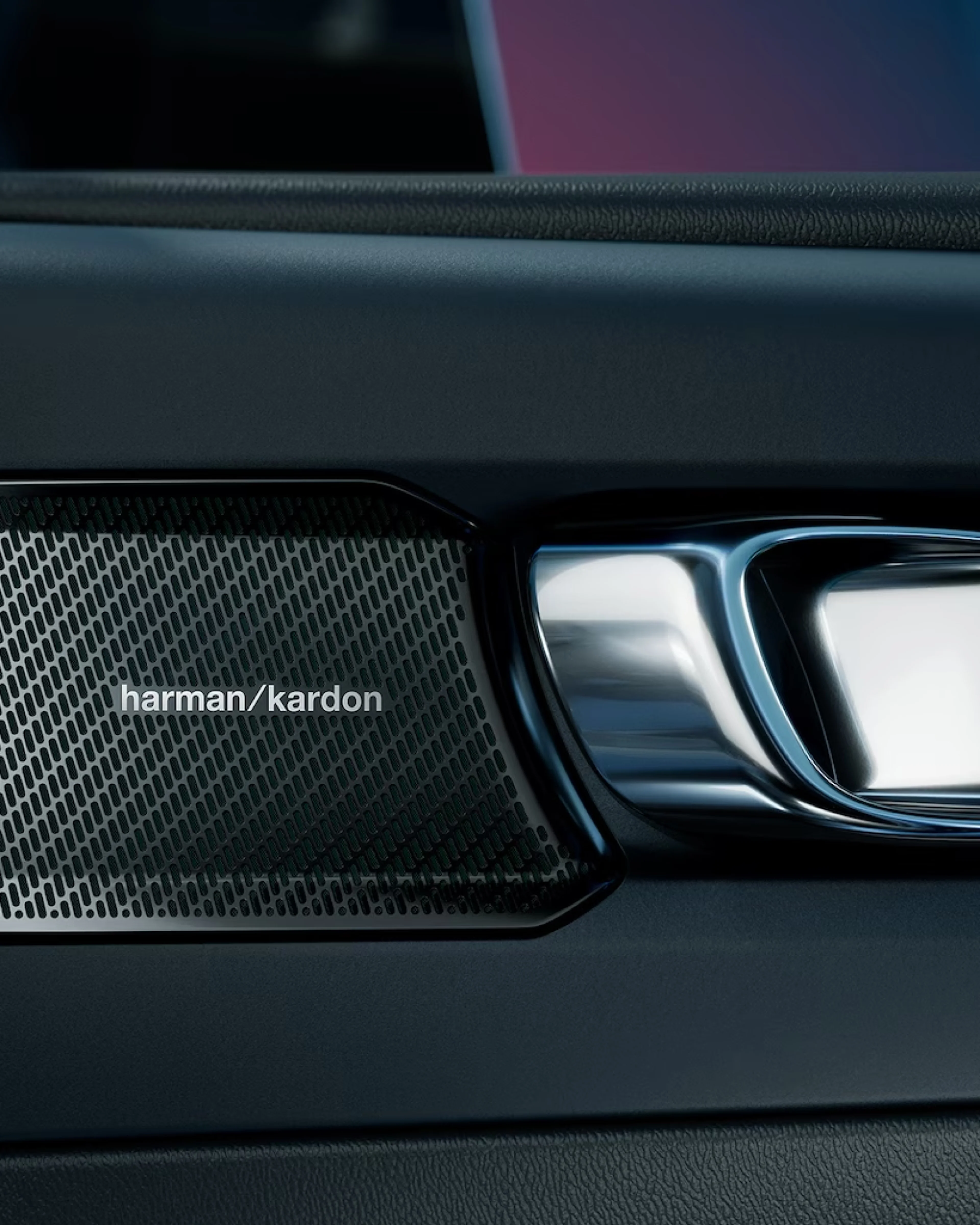 Harman Kardon skaļrunis, kas ir daļa no augstākās kvalitātes skaņas sistēmas, kura pieejama Volvo EC40.