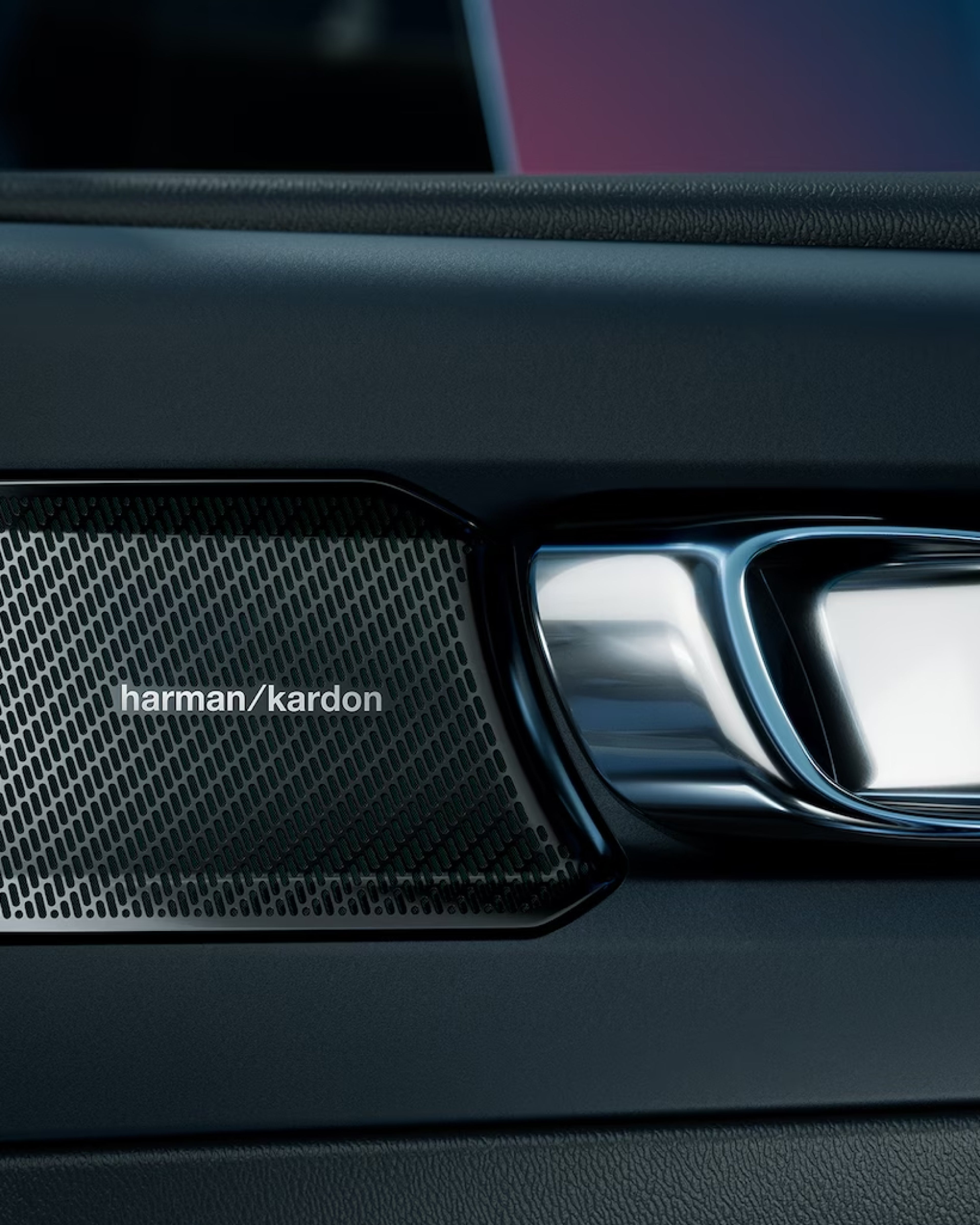 ลำโพง Harman Kardon ซึ่งเป็นส่วนหนึ่งของระบบเสียงระดับพรีเมียมที่มีใน Volvo EC40
