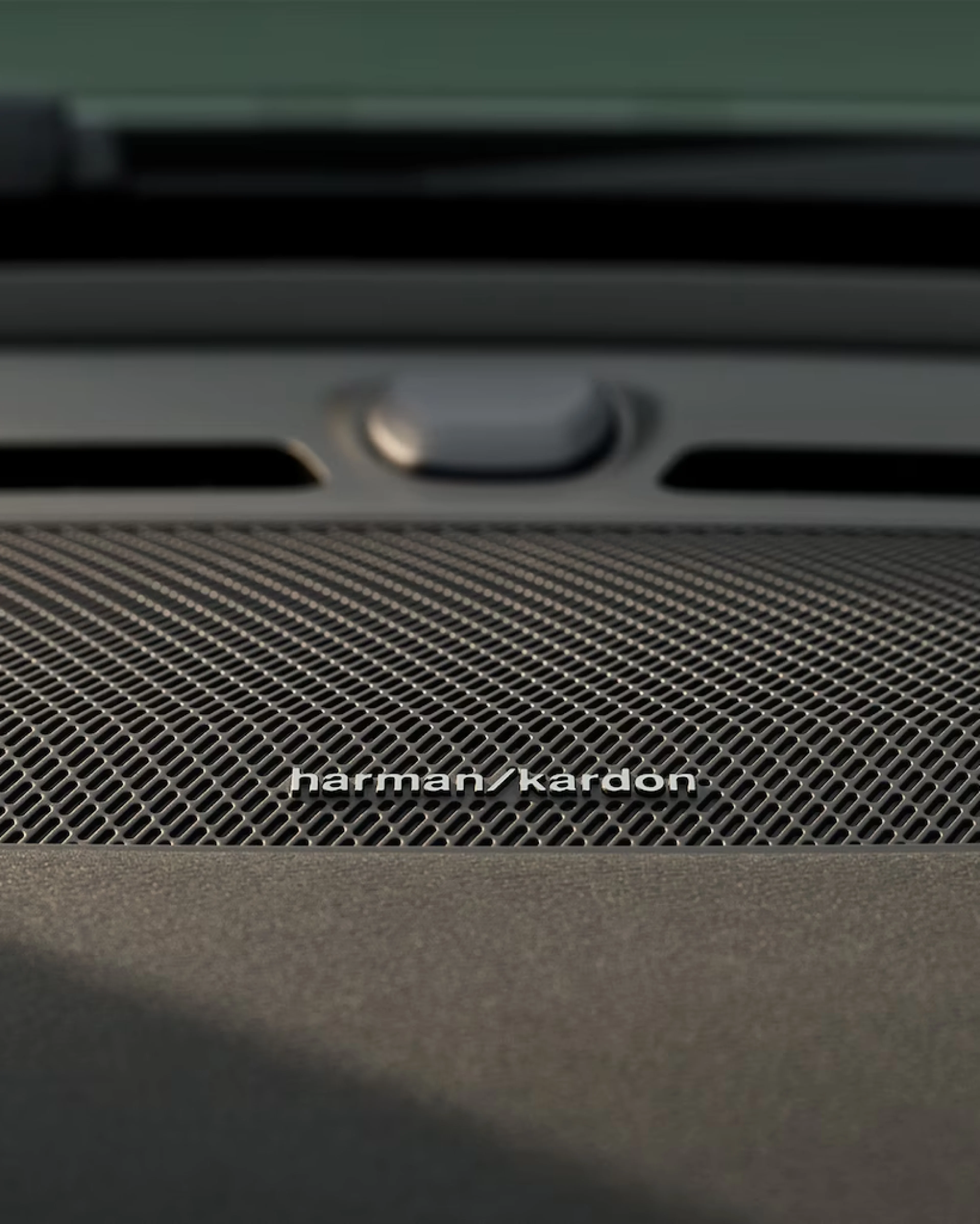 صورة تفصيلية لمكبر صوت Harman Kardon في باب فولفو XC40 Recharge.