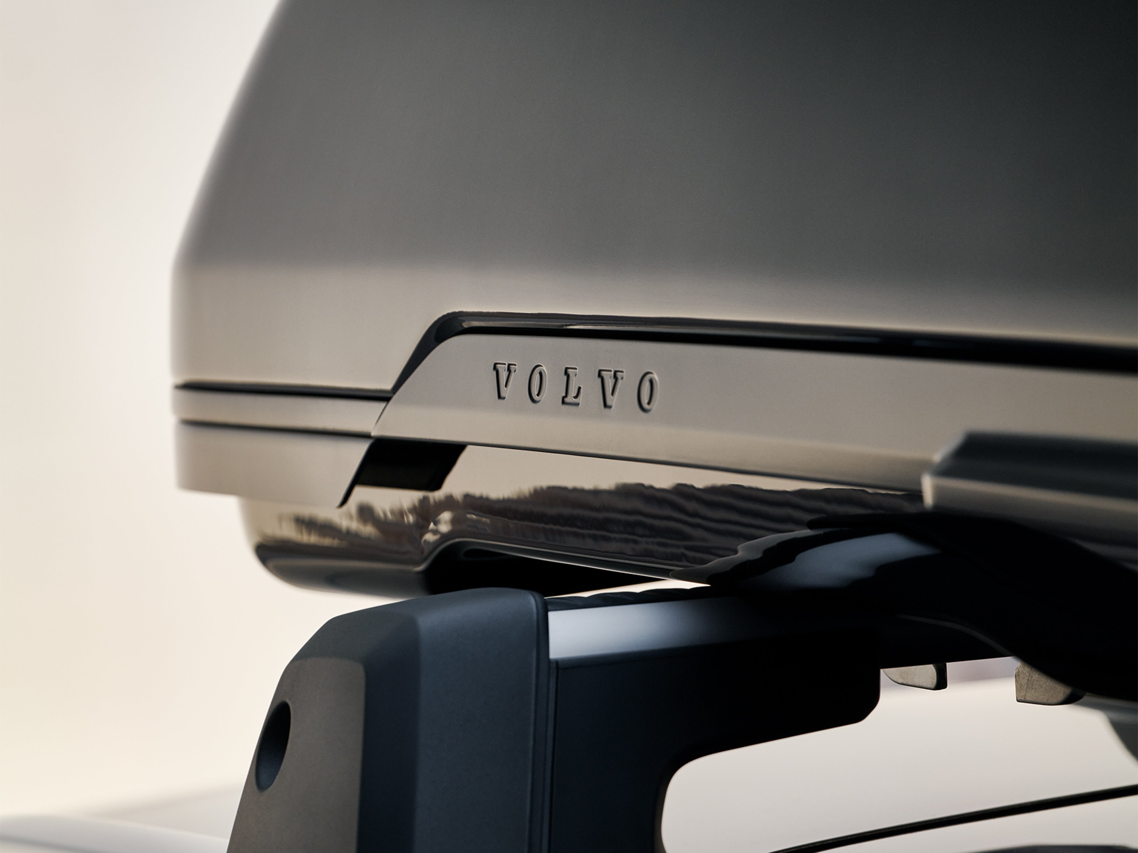 Optimise loading with the new, more sustainable Volvo Cars roof box.