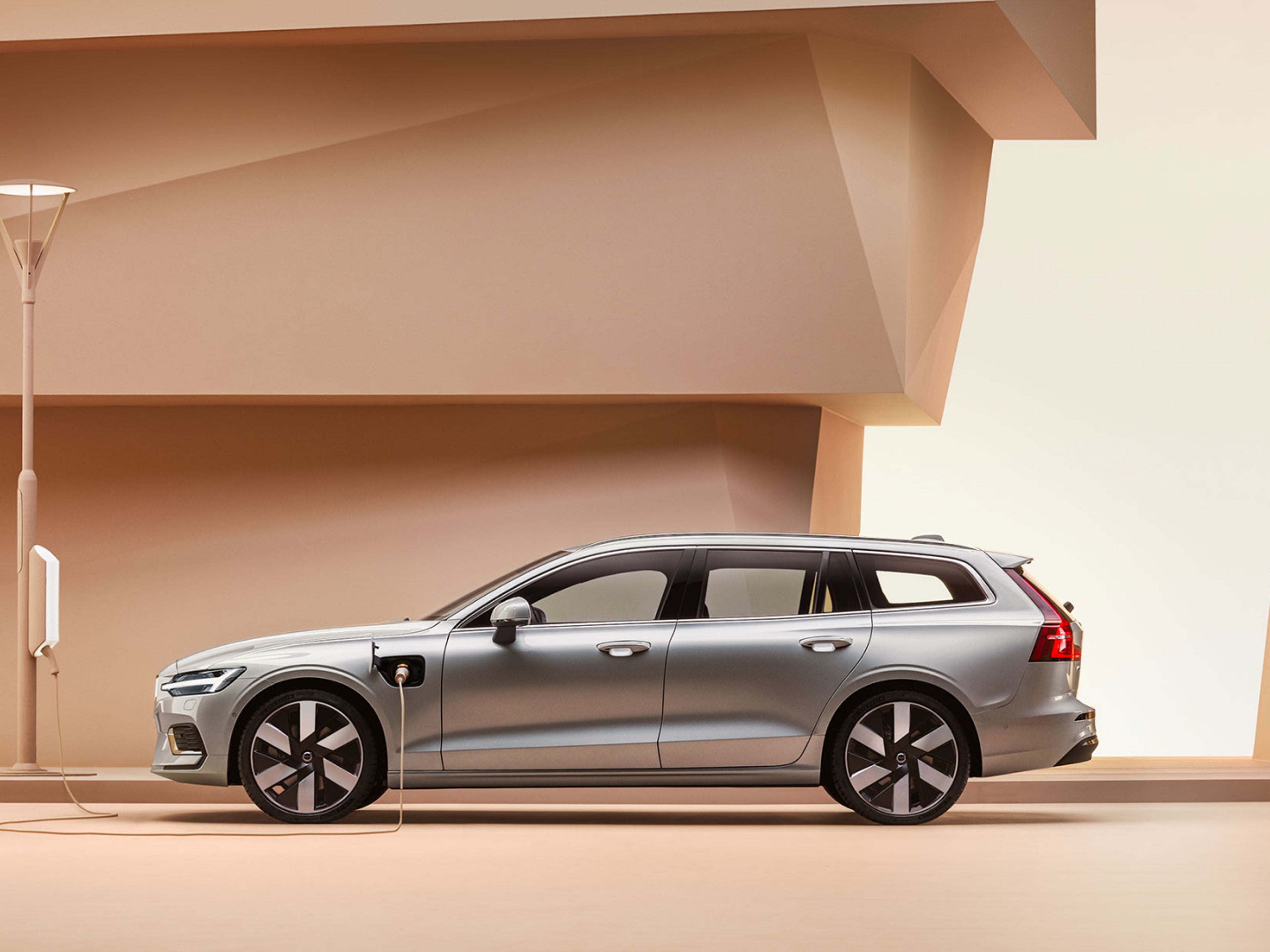 Profili anësor i një makine Volvo V60 Recharge me portobagazh.