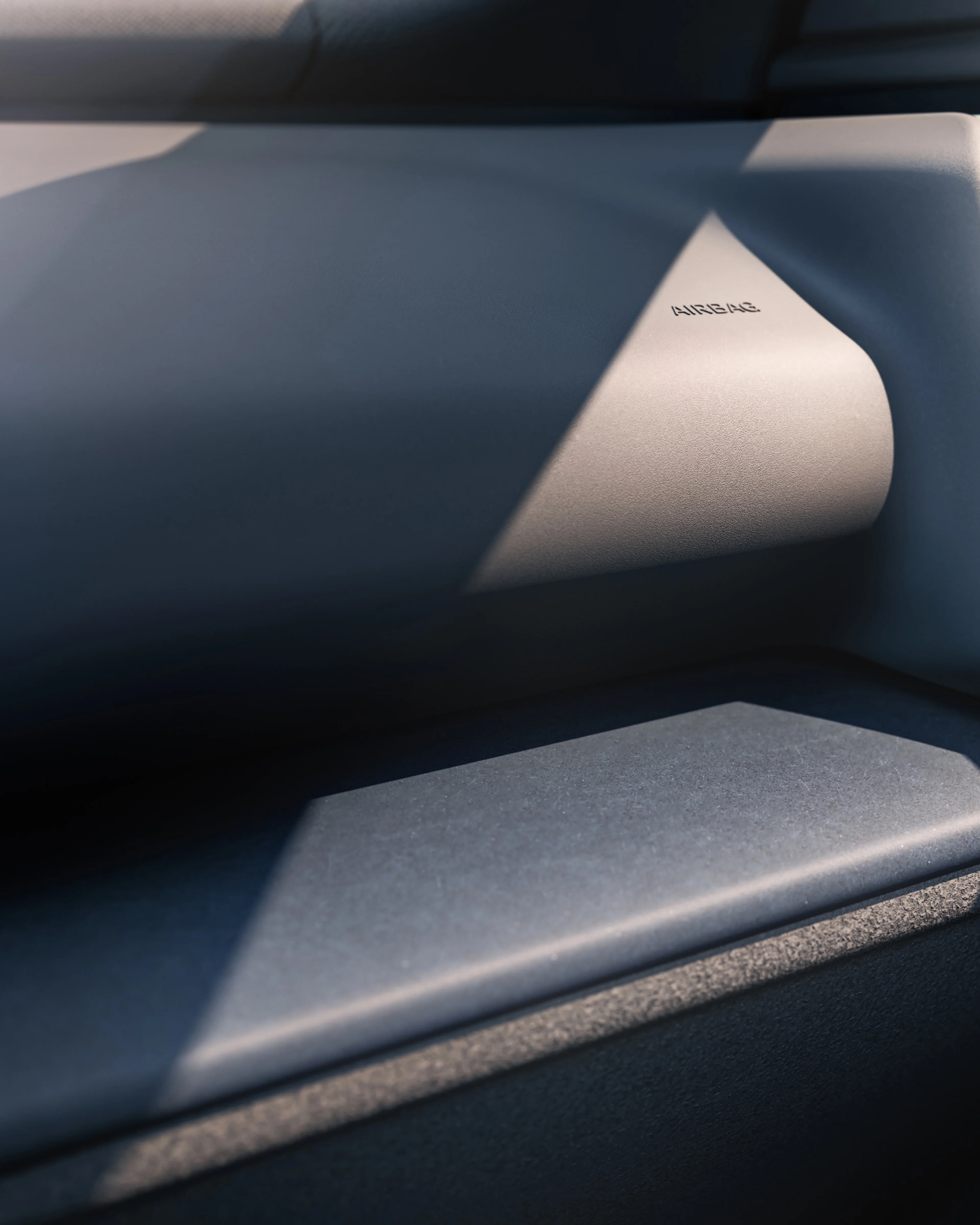 Close-up of the EX30's Indigo interior front passenger shelf's denim décor using recycled denim fibres from discarded jeans.