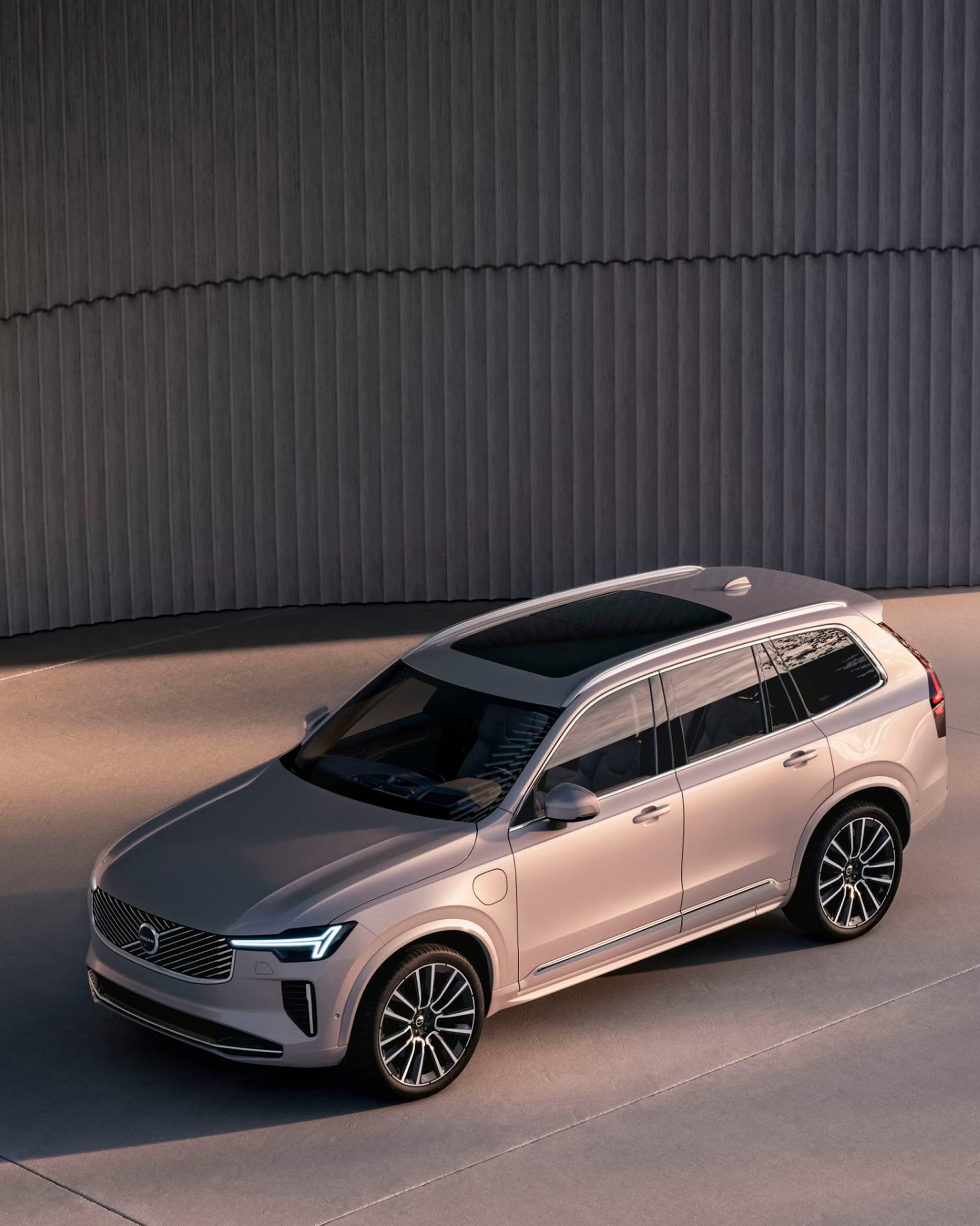 Un Volvo XC90 híbrido enchufable destacando sus líneas de diseño.