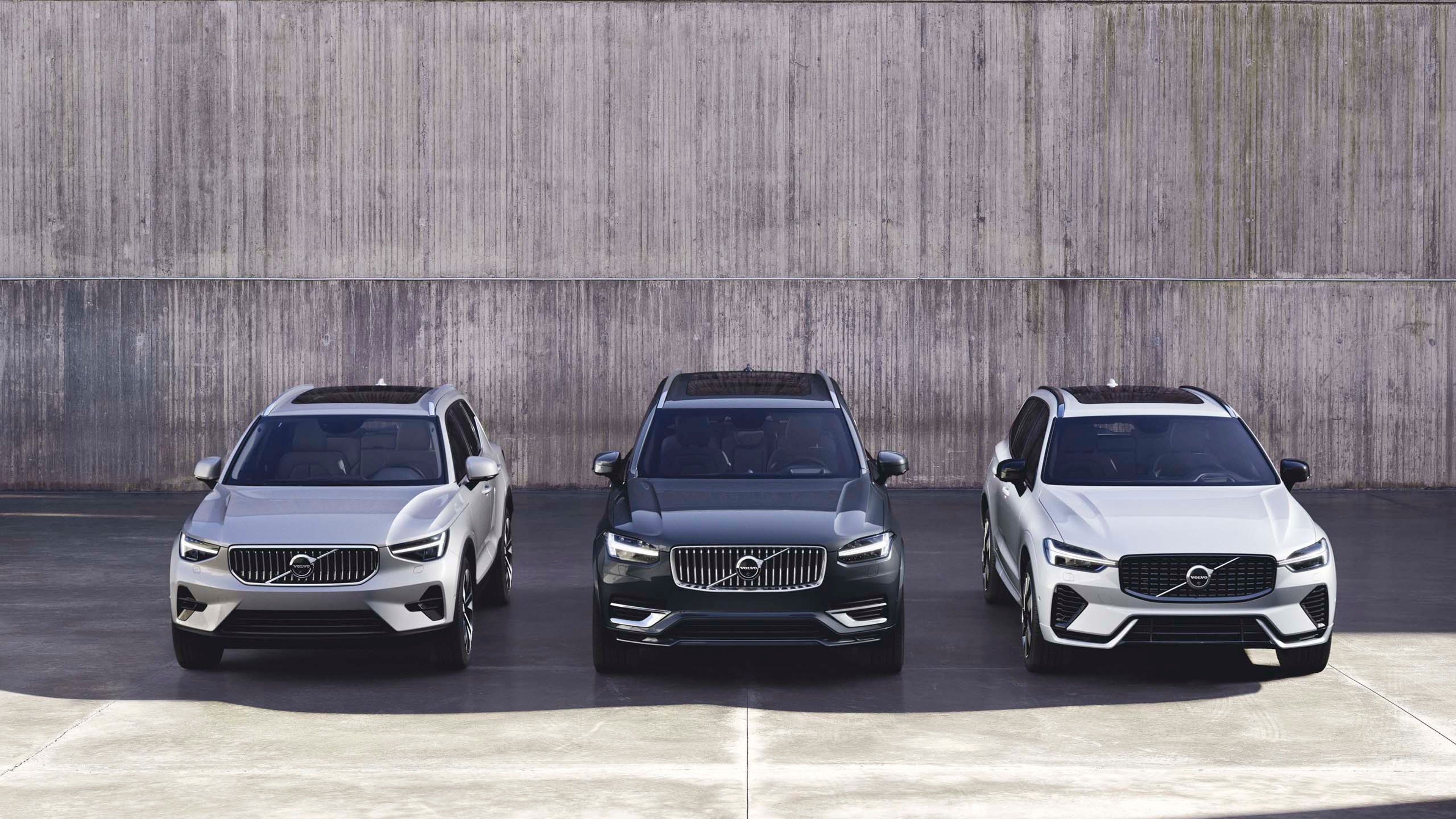 Parte frontal de tres vehículos Volvo en una terraza.