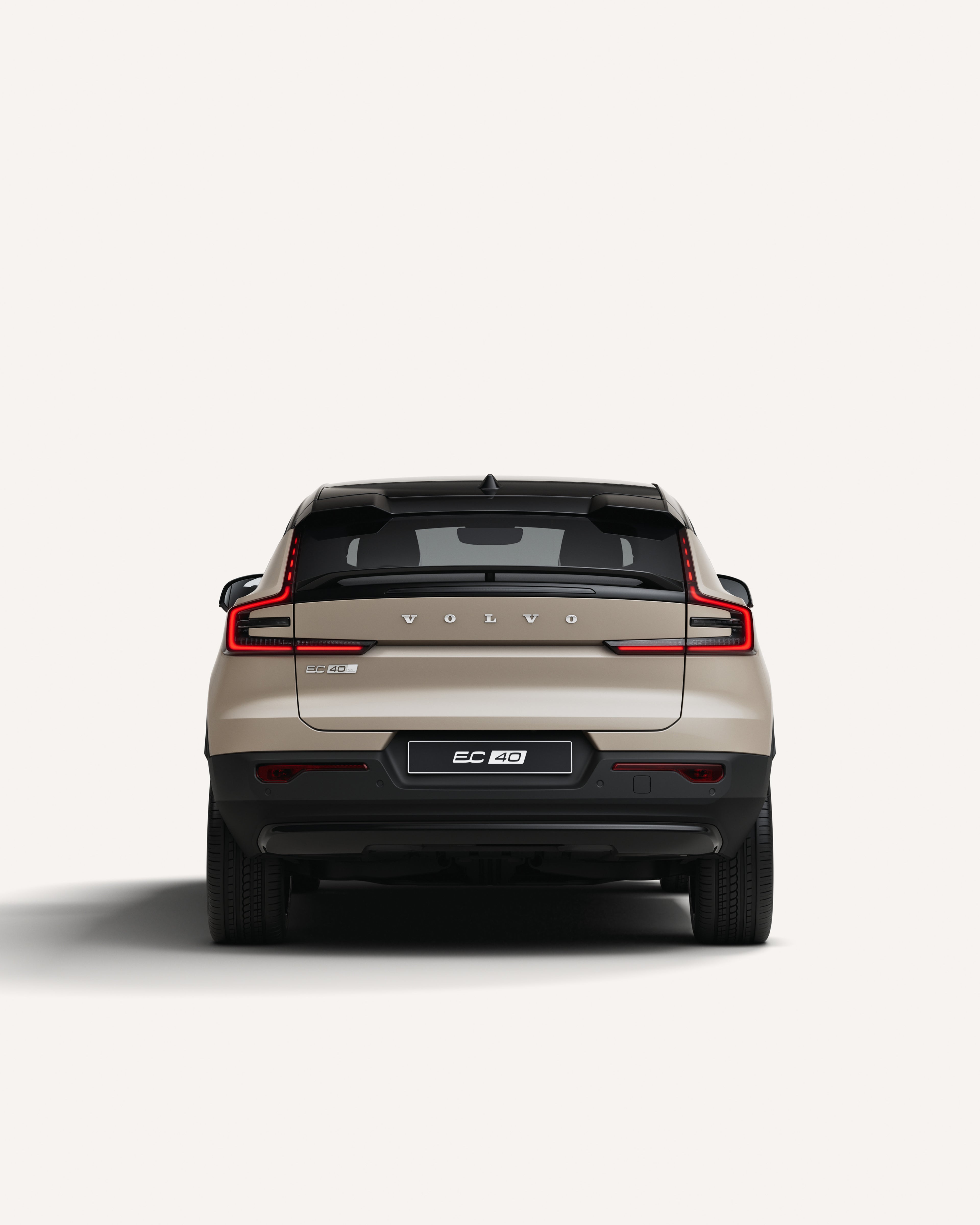 Vista trasera del Volvo EC40 totalmente eléctrico en un entorno de estudio blanco.