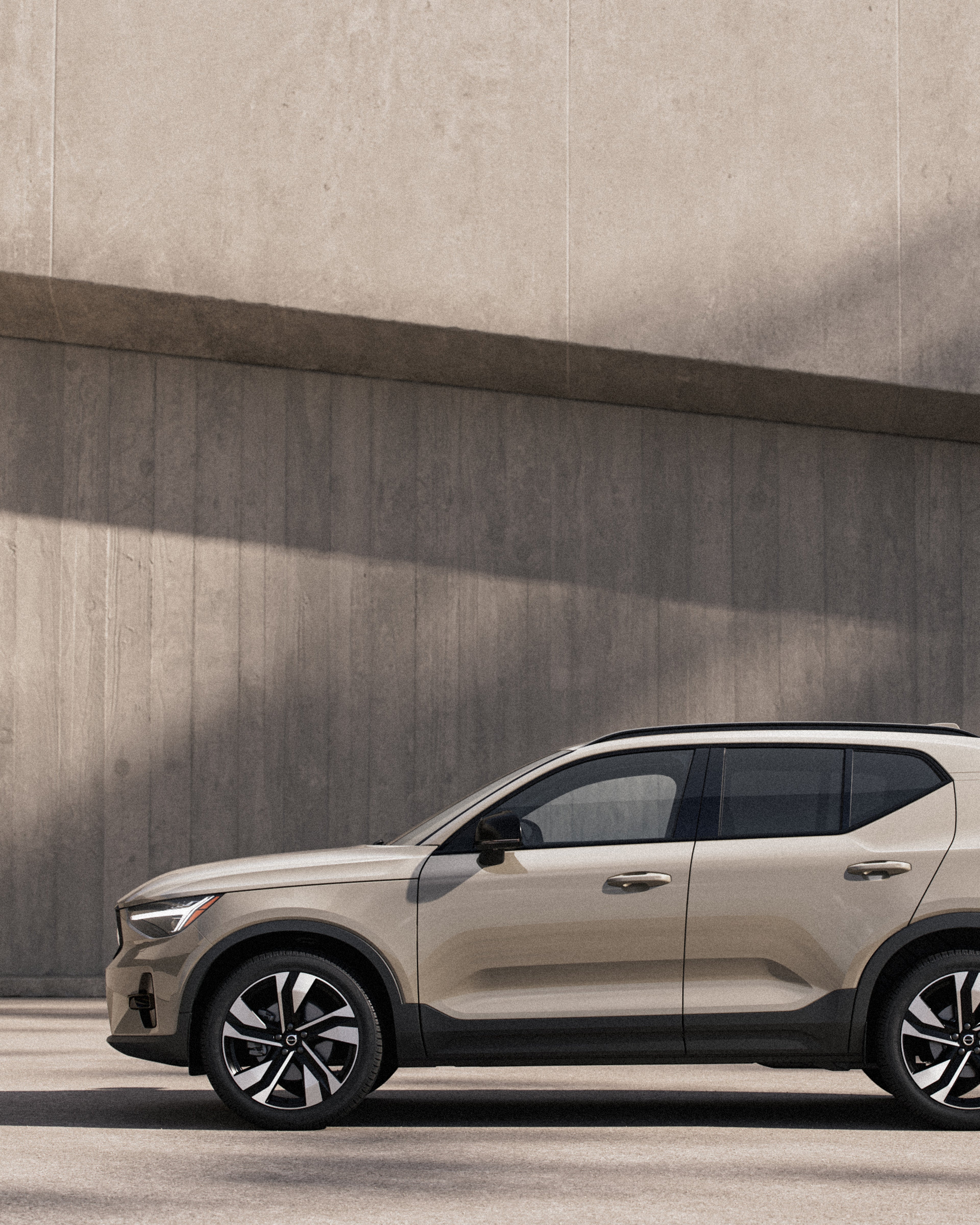 Side view of the XC40 mild hybrid SUV