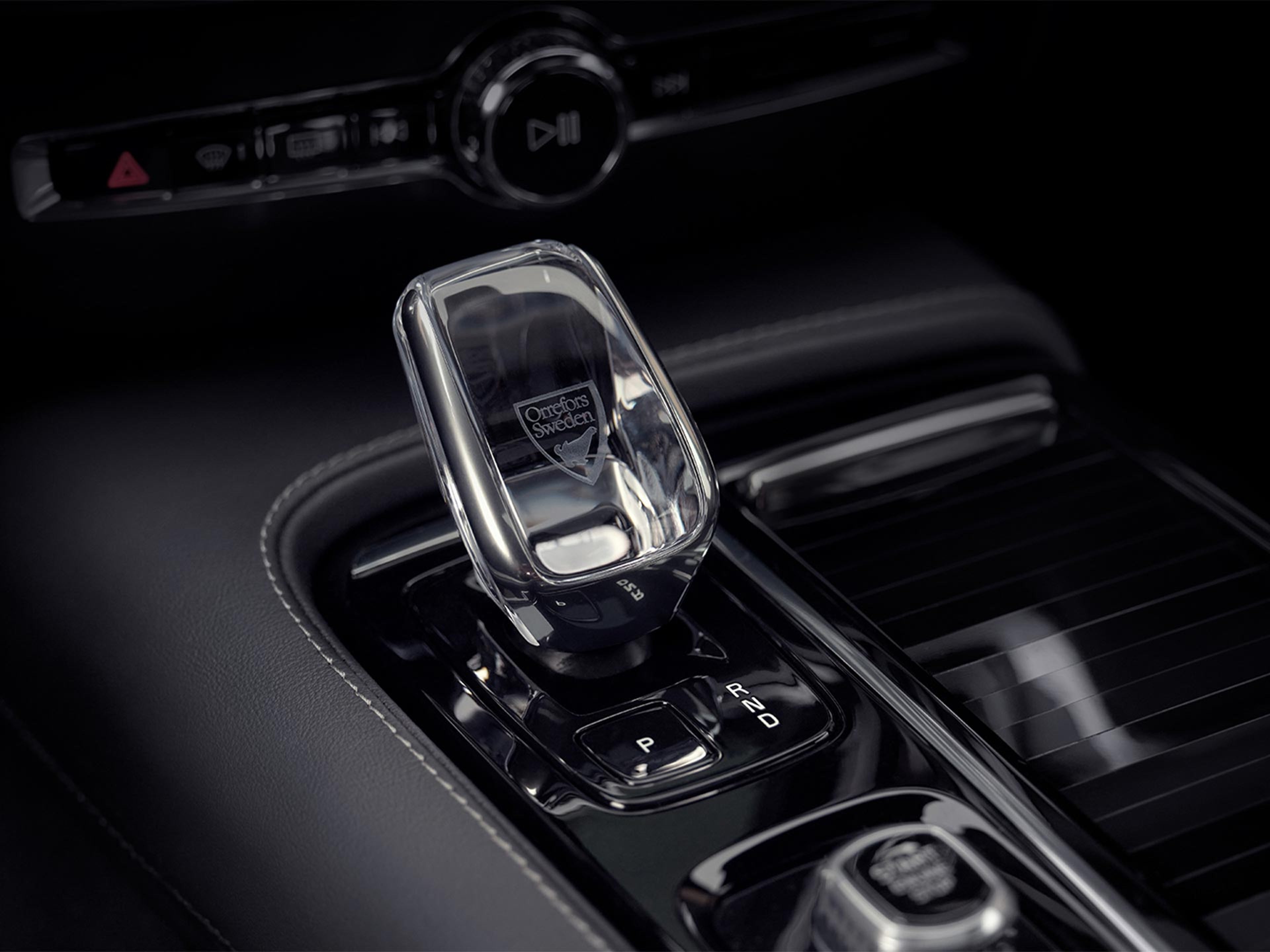 Volvo S90 Rechargen sisällä Orreforsin aitoa ruotsalaista kristallia oleva vaihteenvalitsin.