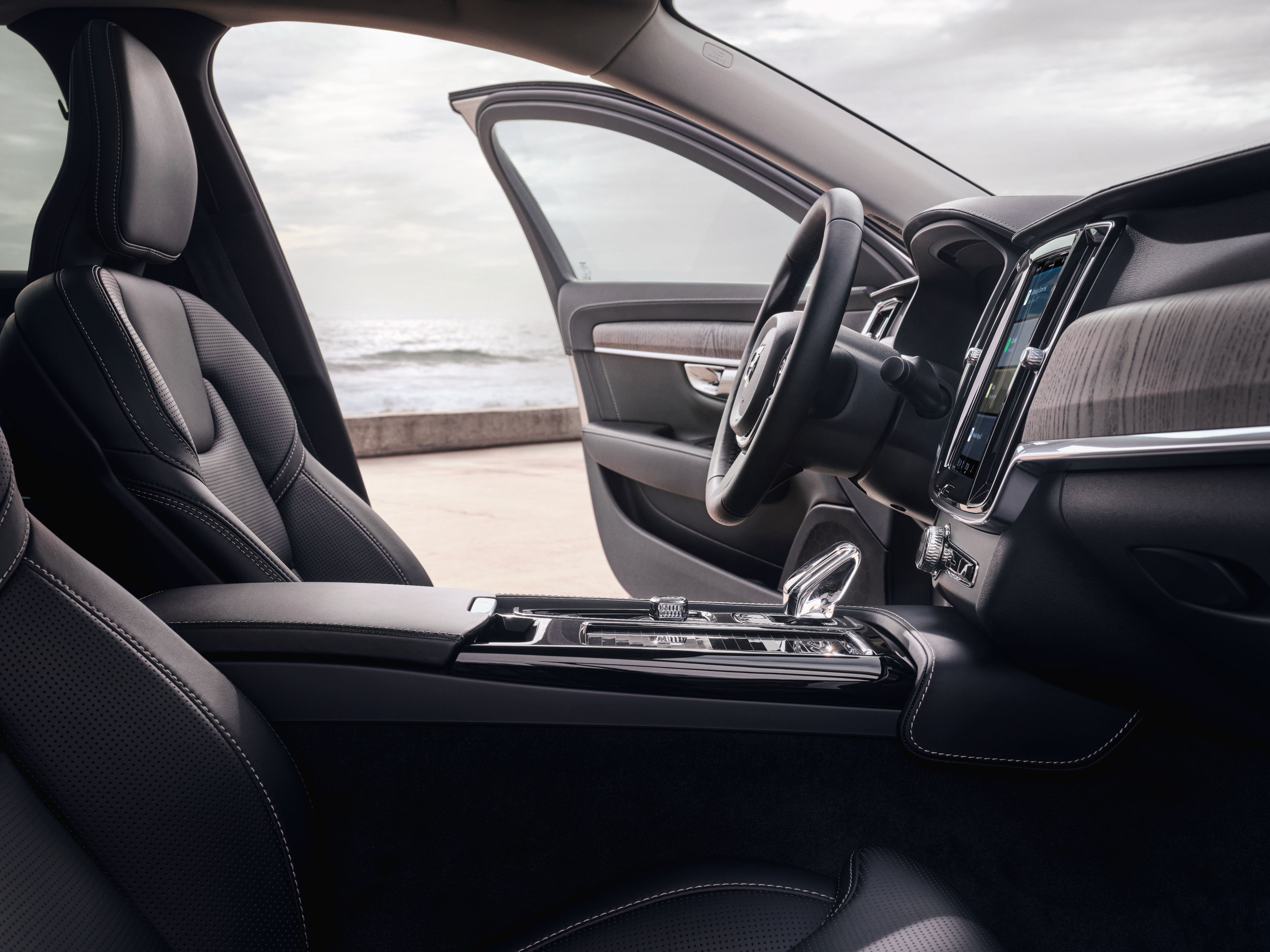 Picture showing the interior of a Volvo S90.