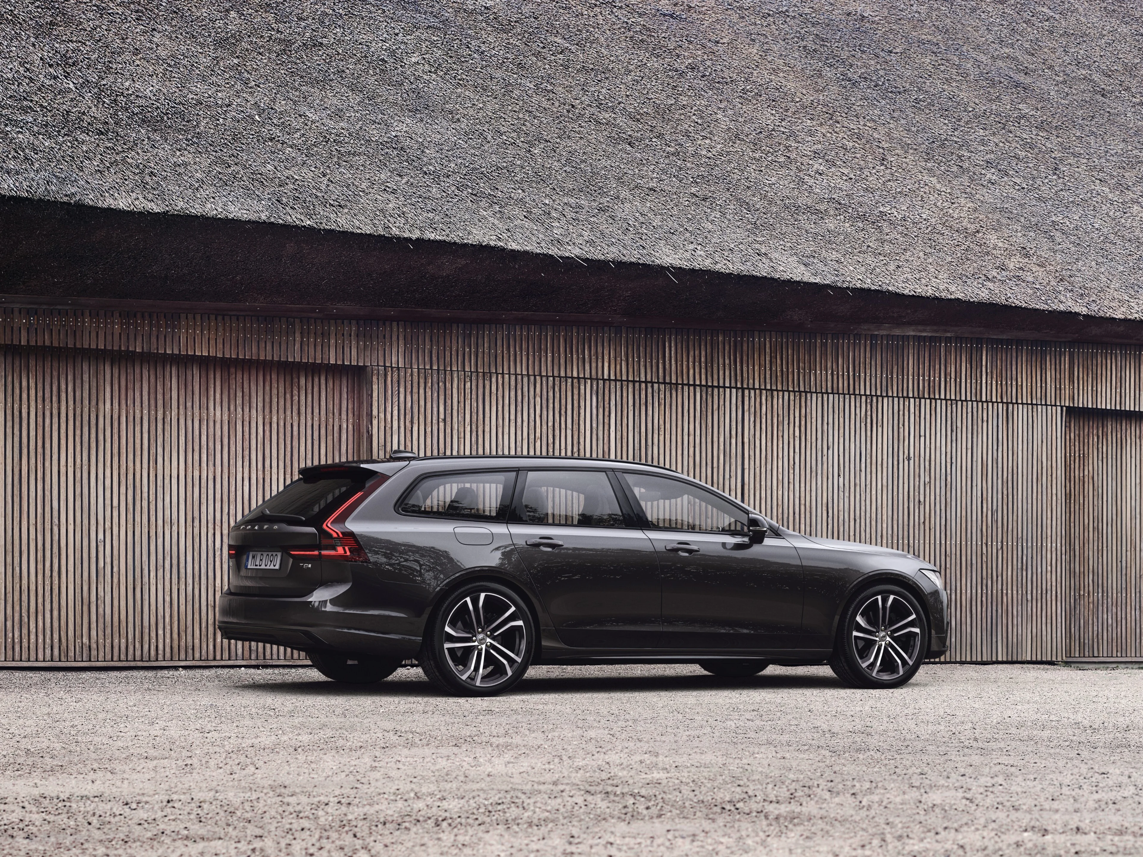 Grijze Volvo V90 Plug-in hybrid in mooie architectonische ruimte.