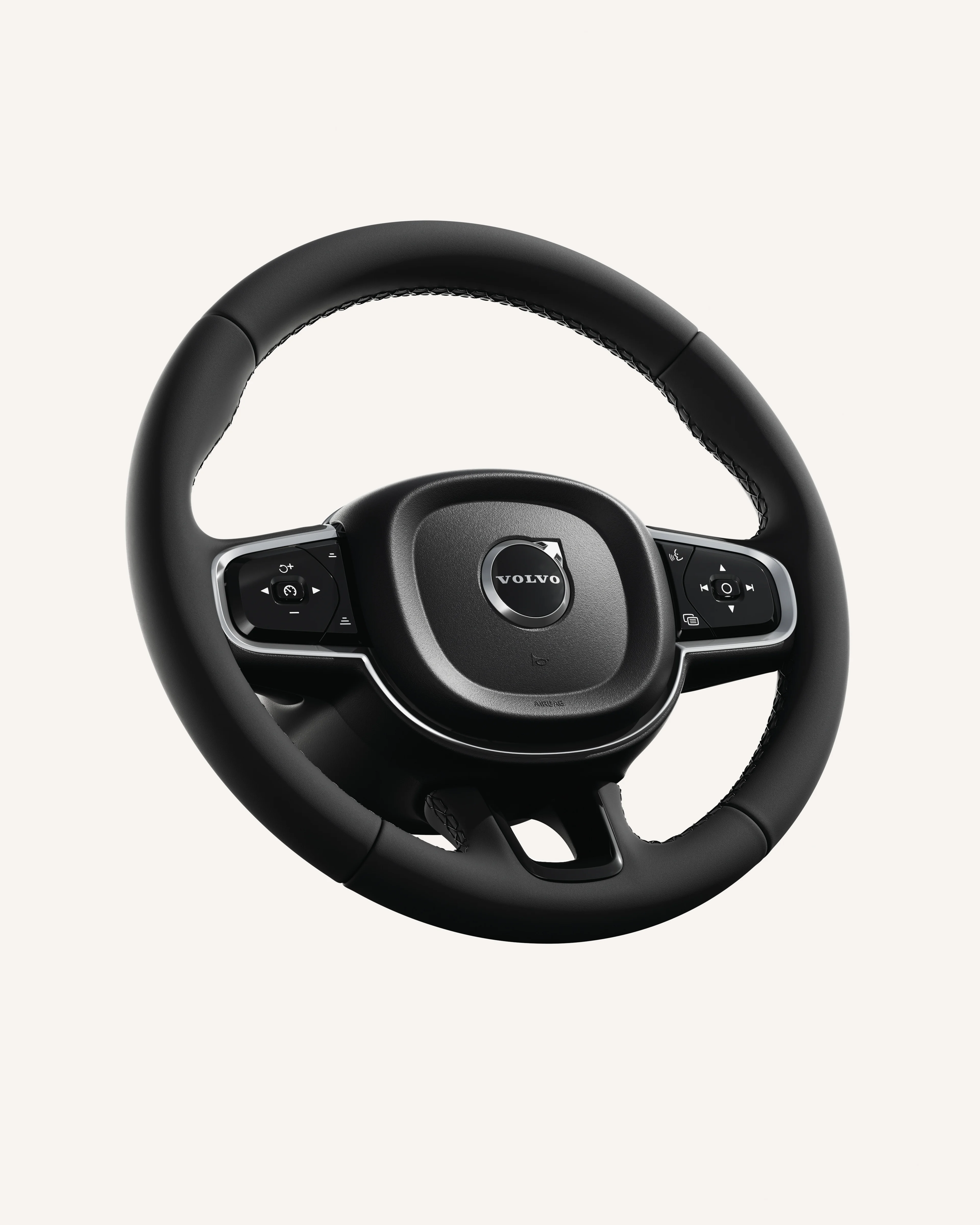 Primo piano del volante della Volvo XC90 con comandi integrati
