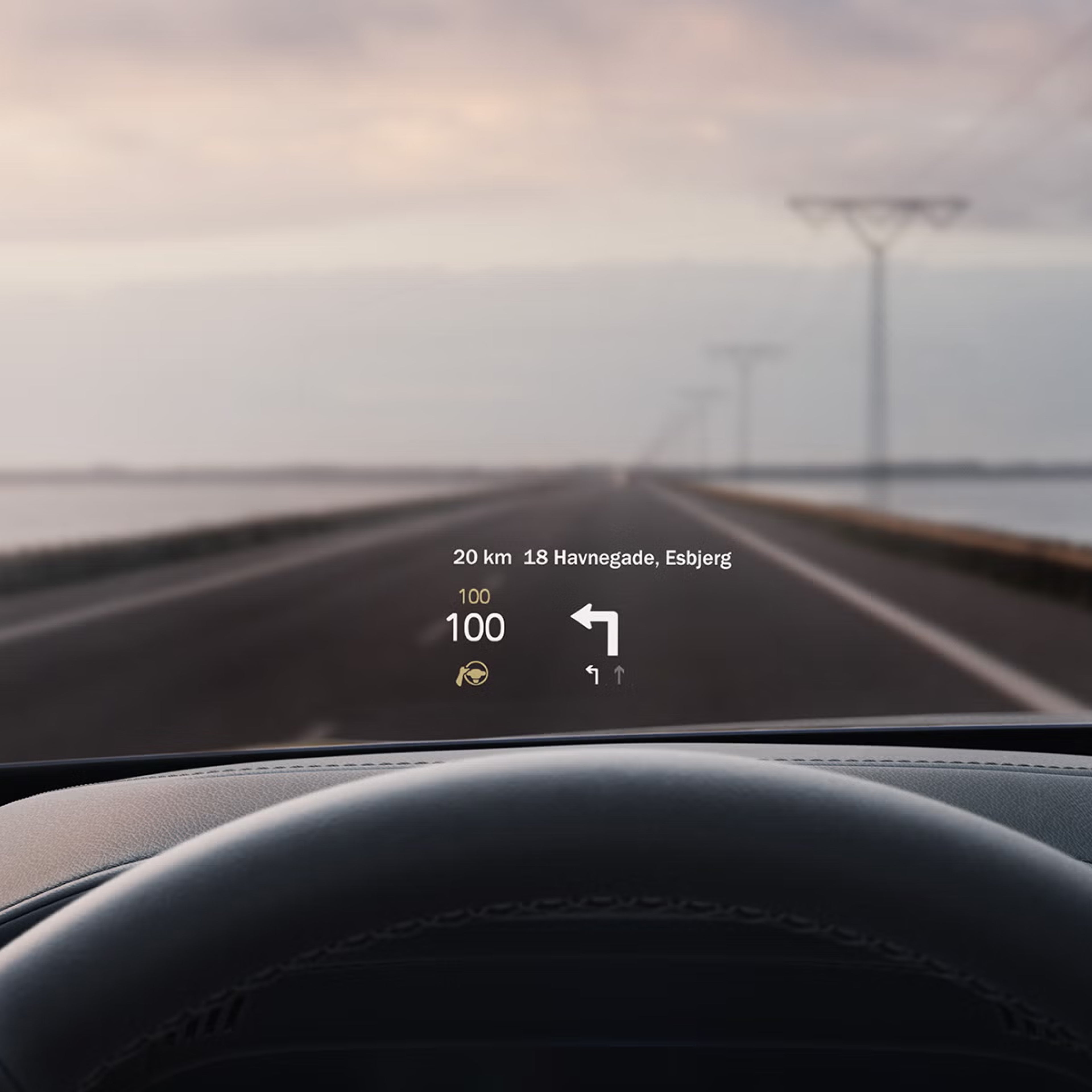 În interiorul unui Volvo, head-up display care arată viteza atinsă și navigarea pe parbriz.
