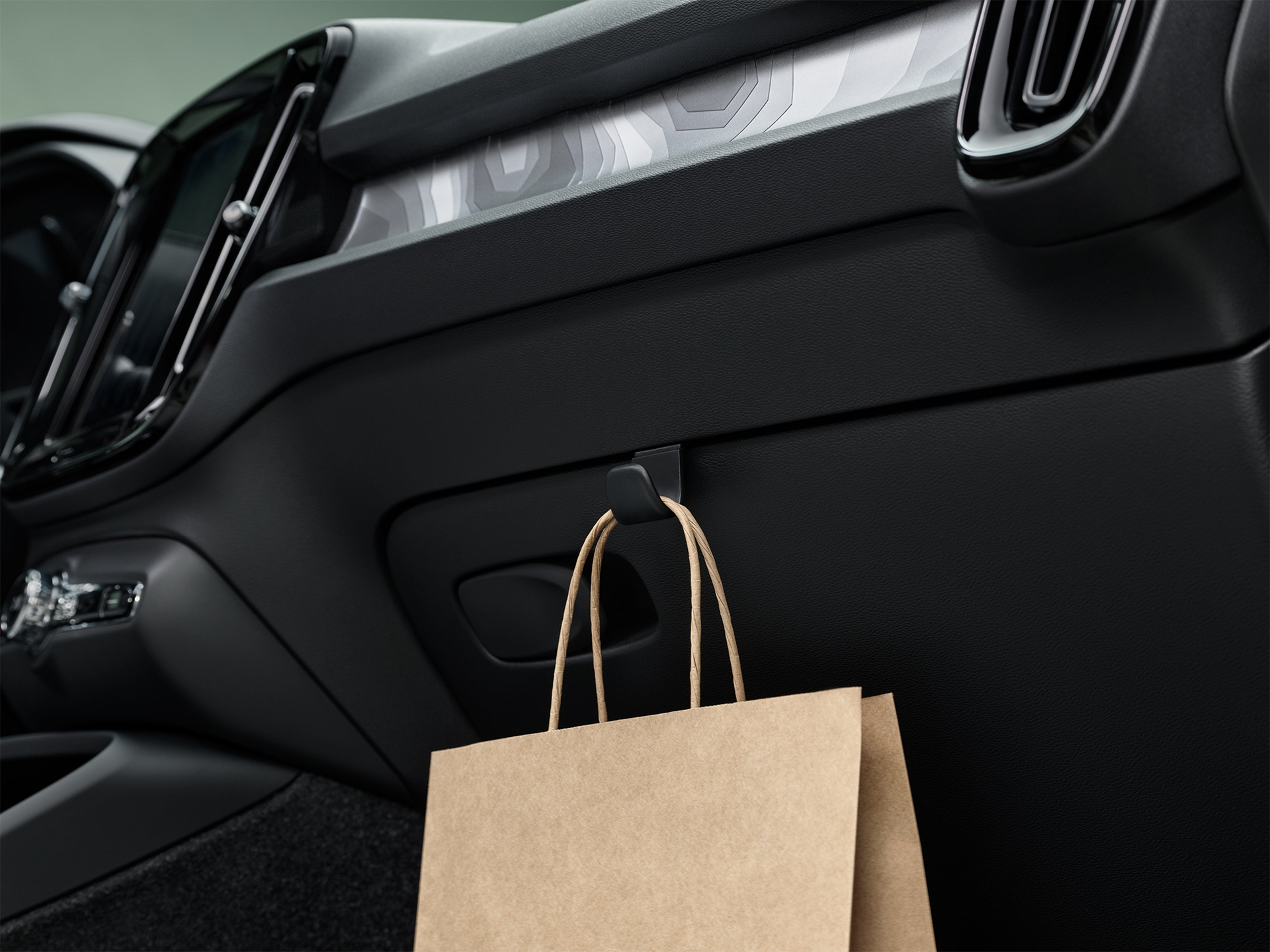 Slimme opbergmogelijkheden in een Volvo XC40 Recharge plug-inhybride.