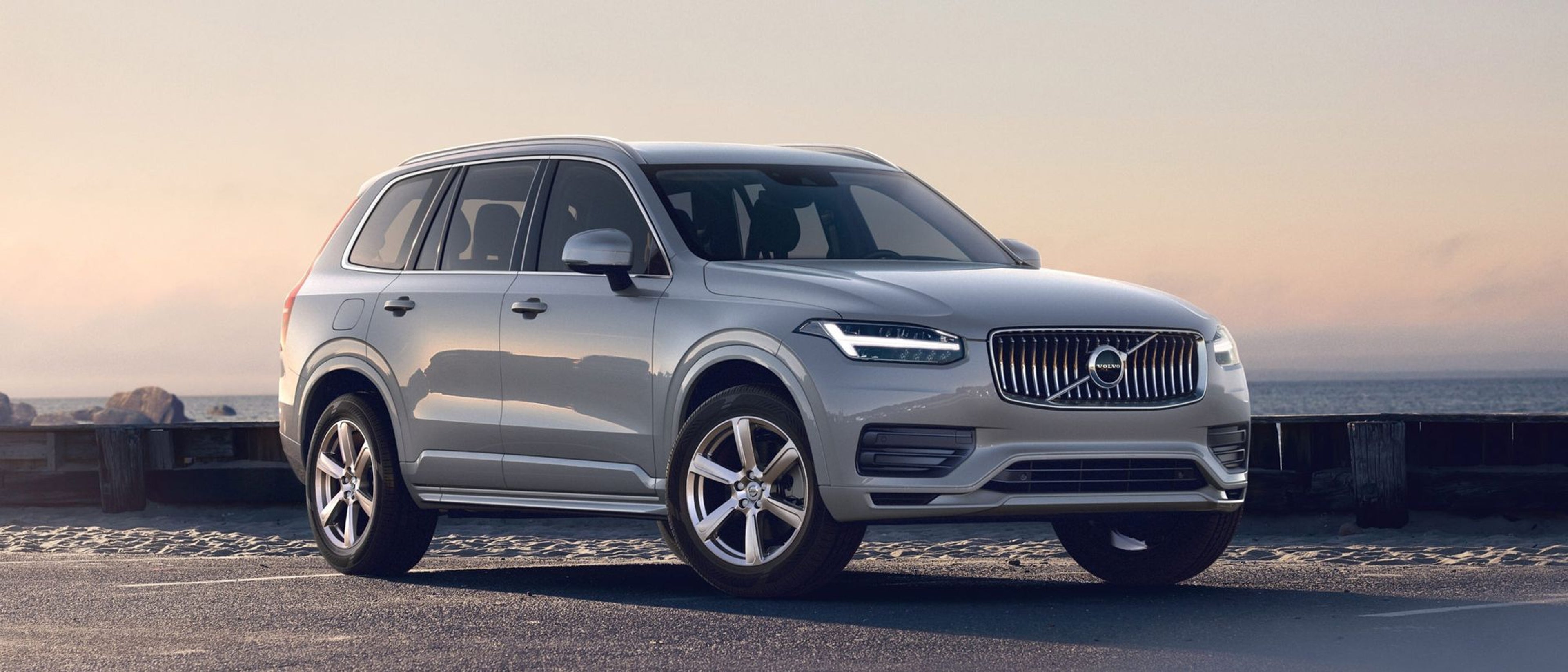 Vue de face de la Volvo XC90 à la lumière du soir.
