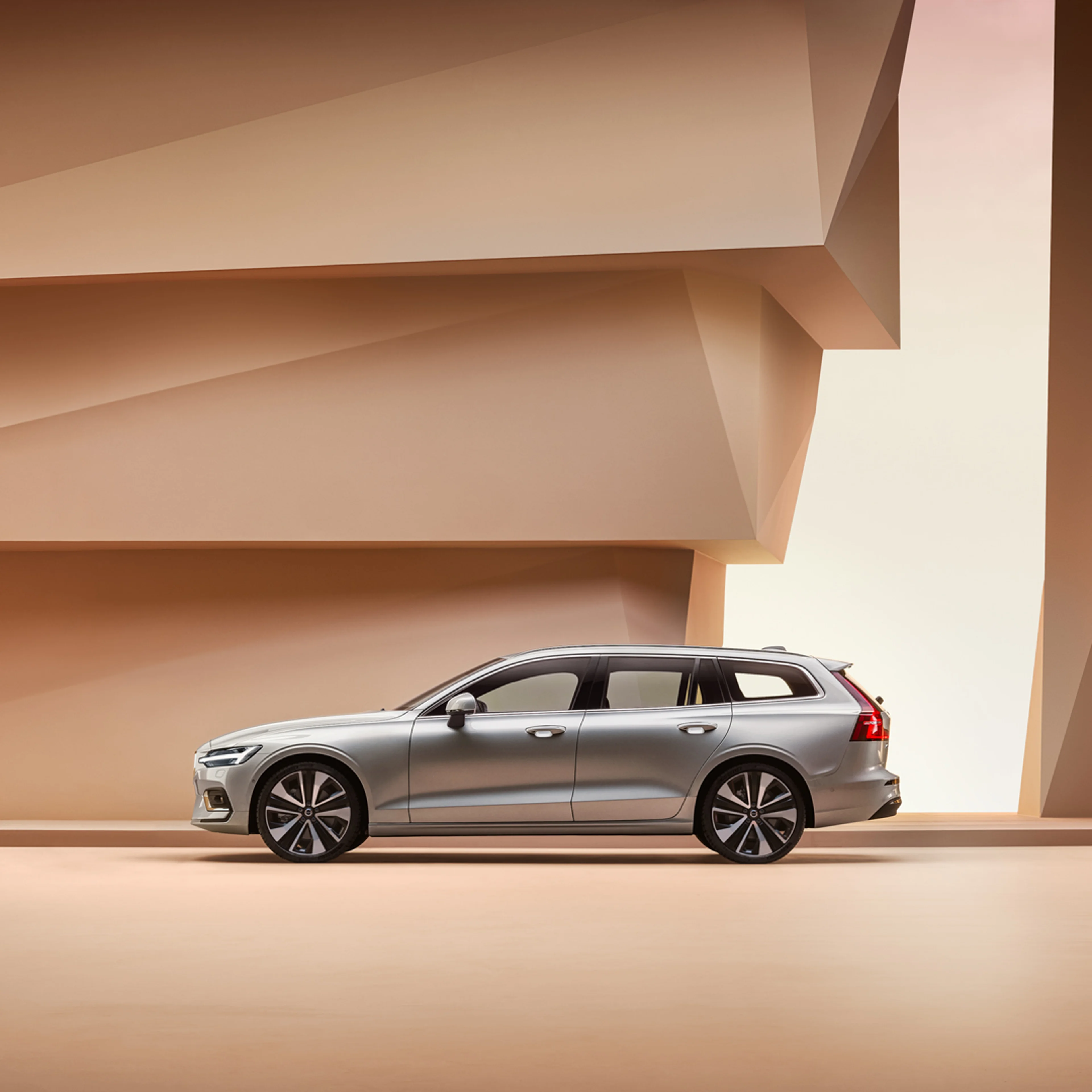 Sidoprofil av en Volvo V60 kombi.