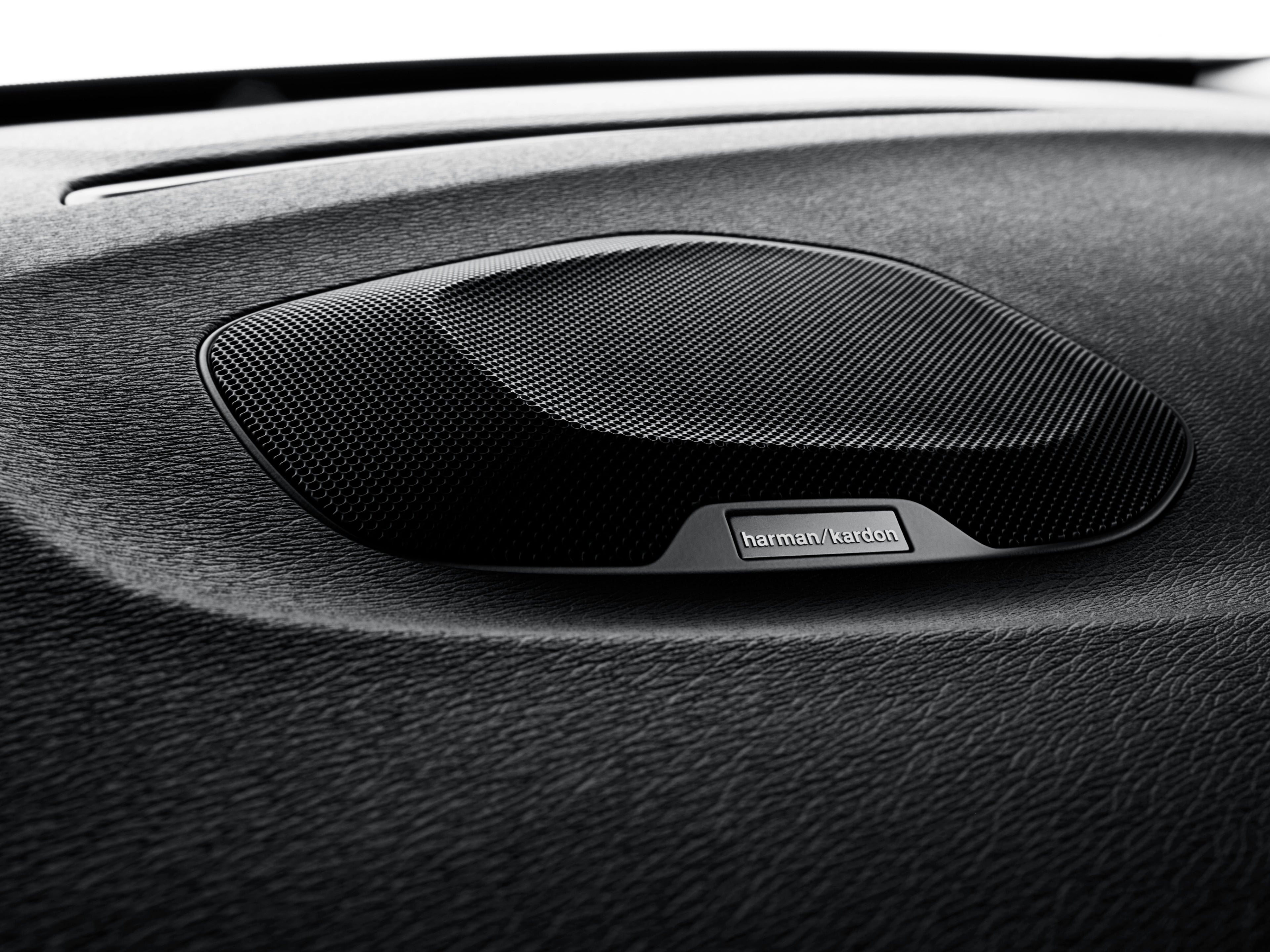 Imagen que muestra los altavoces Harman Kardon en el interior de un Volvo V40.