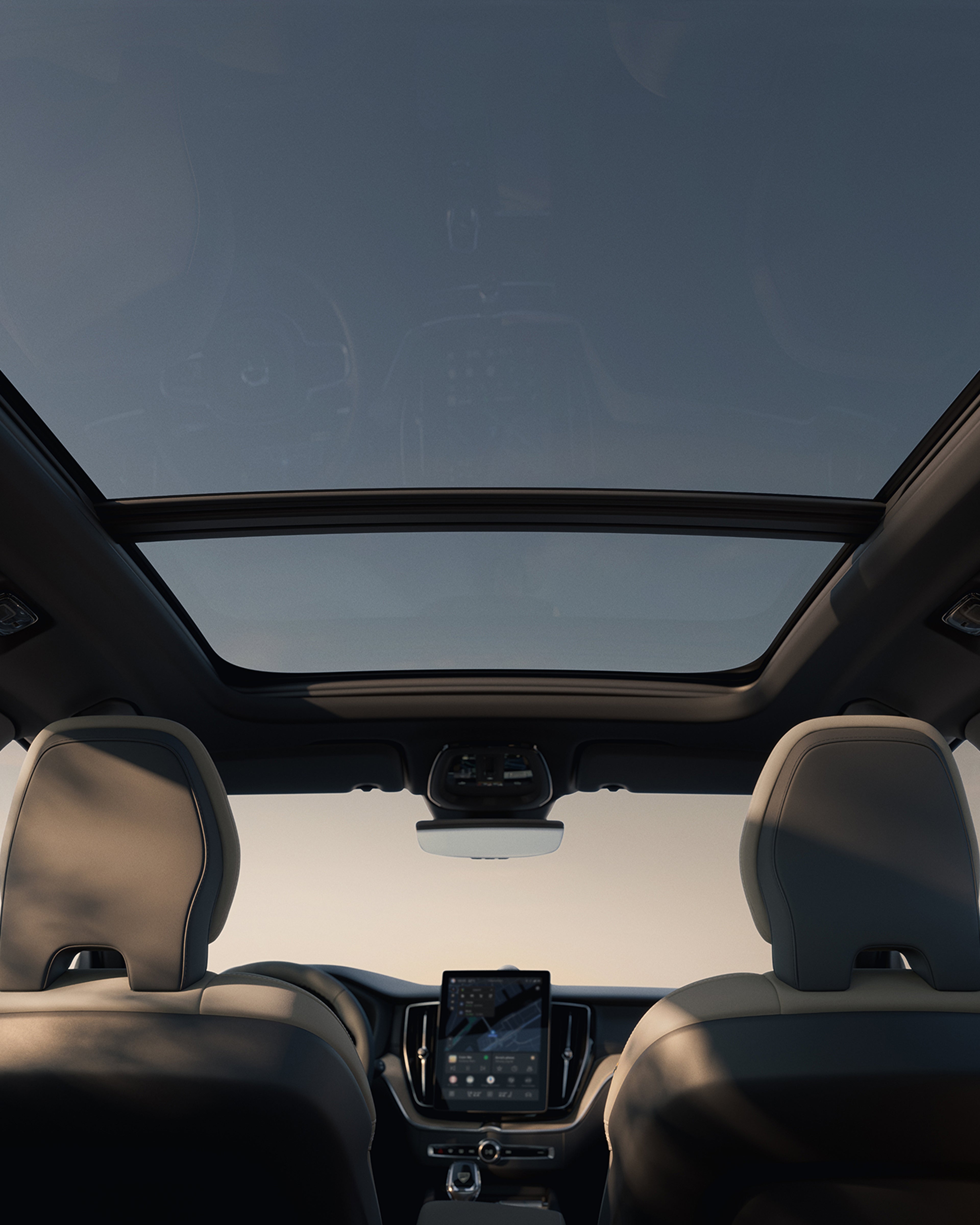 Interior del Volvo XC60, destacando la espaciosa cabina con techo panorámico.