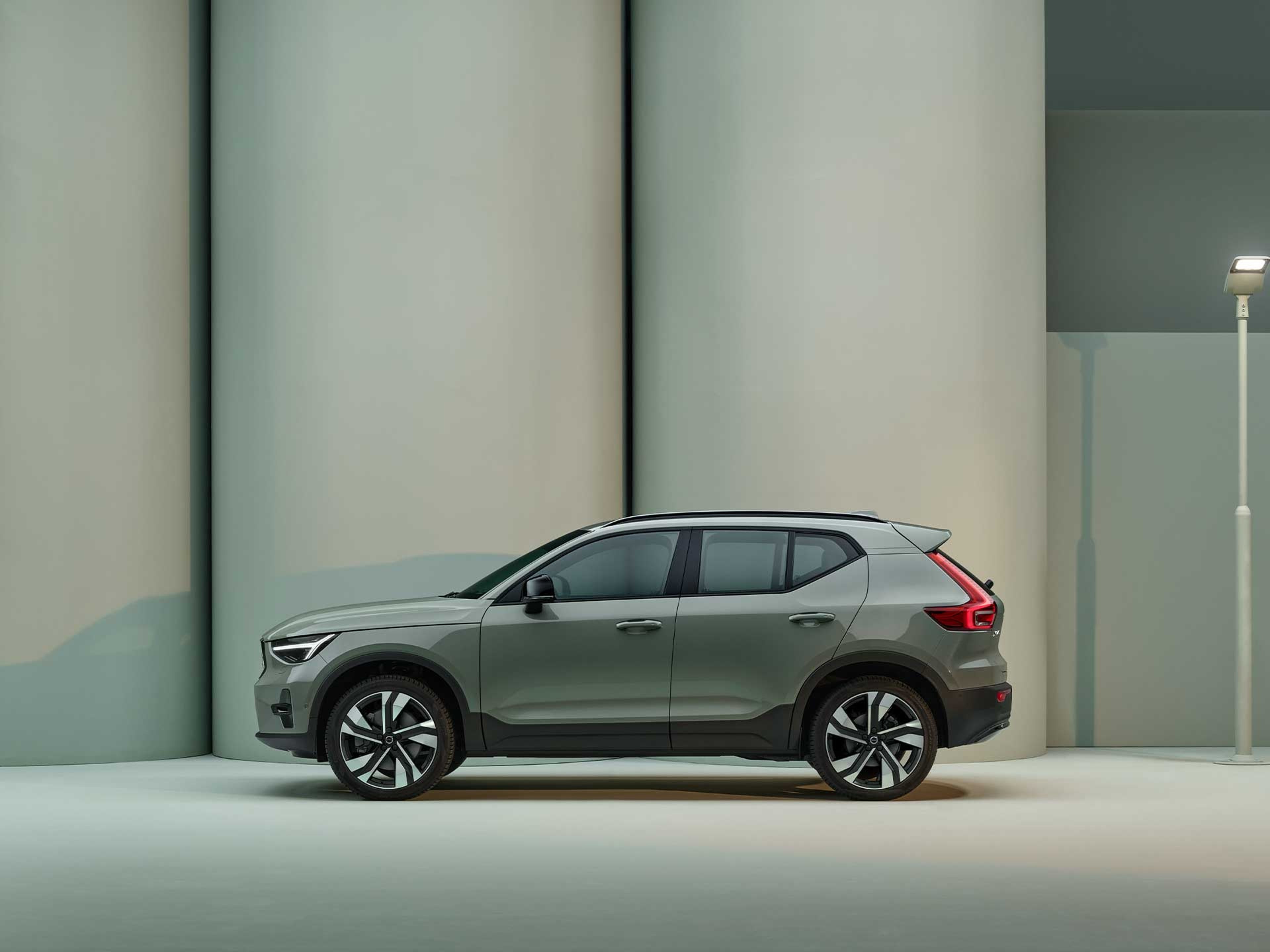 Het zijaanzicht van een groene Volvo XC40 SUV.