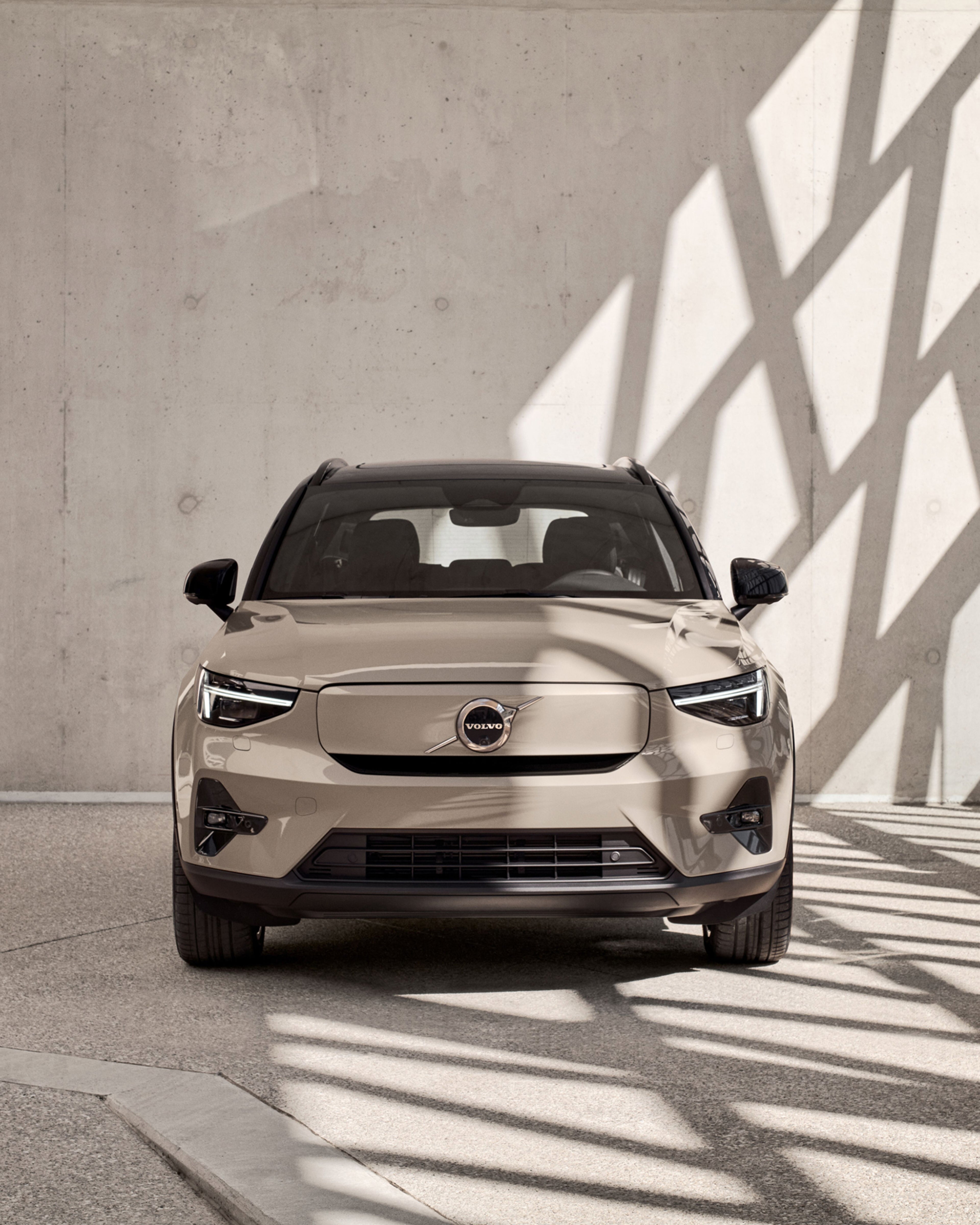 Front view of the fully electric Volvo EX40.