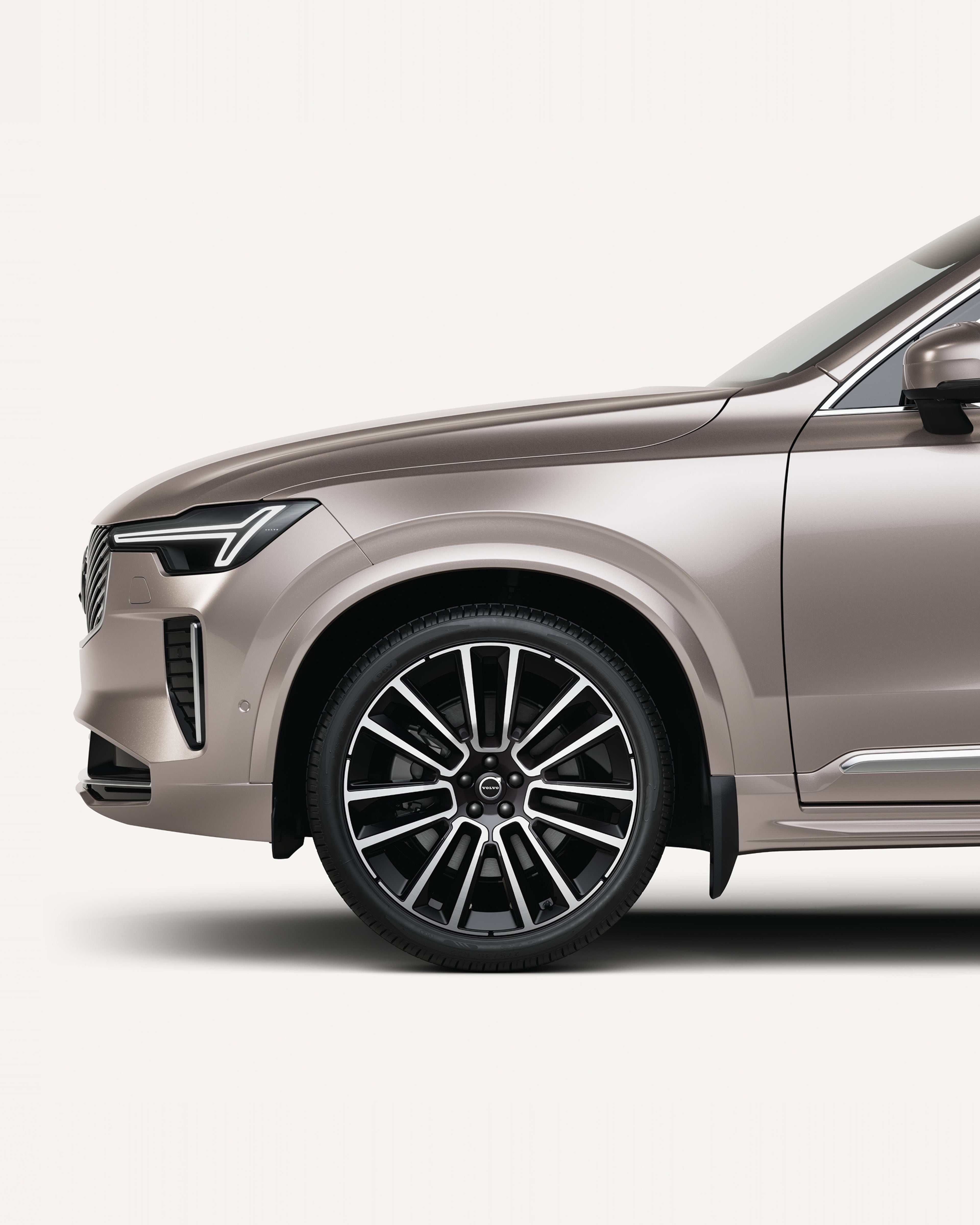 Vorderseite des Volvo XC90 in einer weißen Studioumgebung.